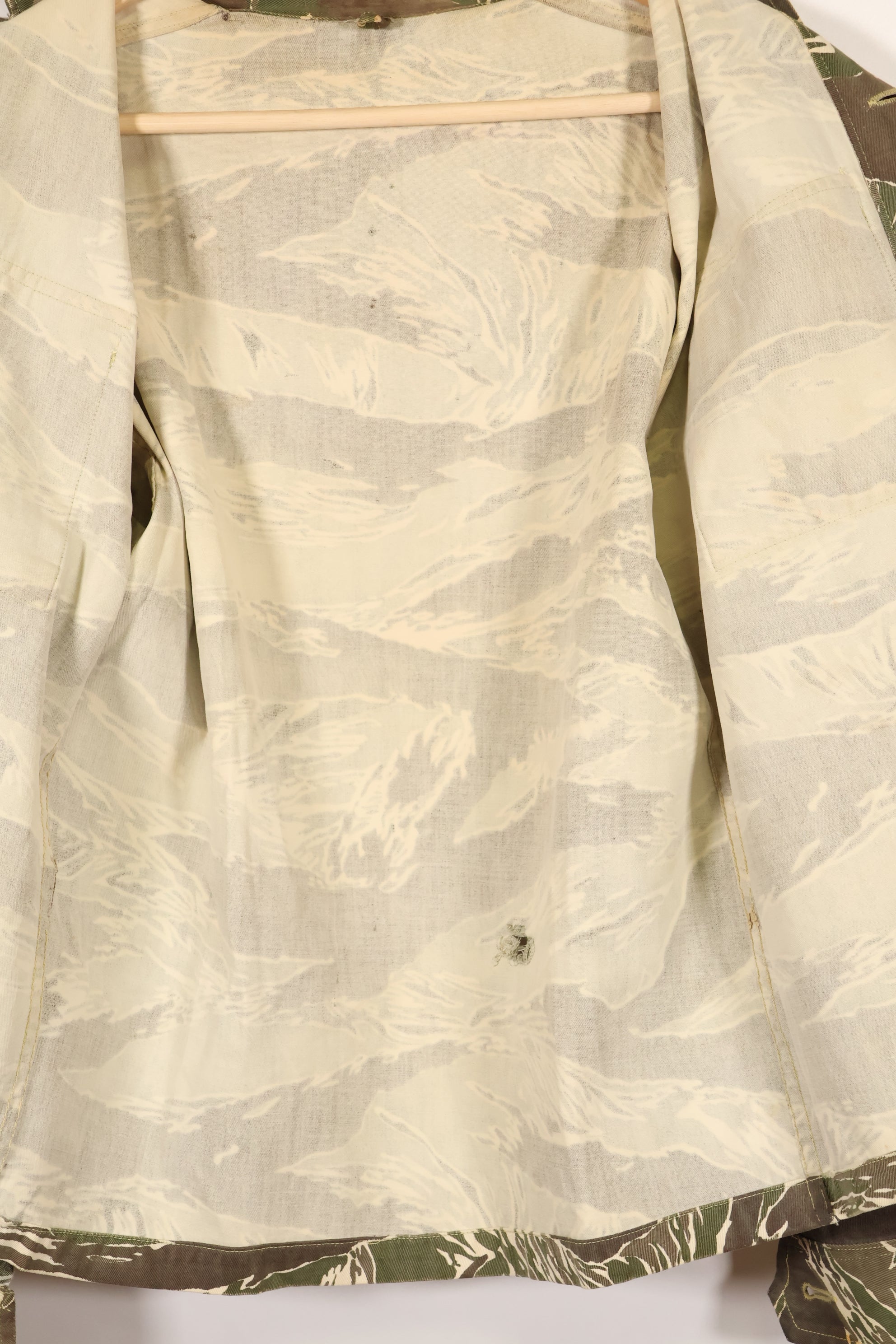 1960年代中頃　沖縄タイガーパターン　タイガーストライプ　Asian Cut シャツ　袖改装　ボタン欠損　中古品