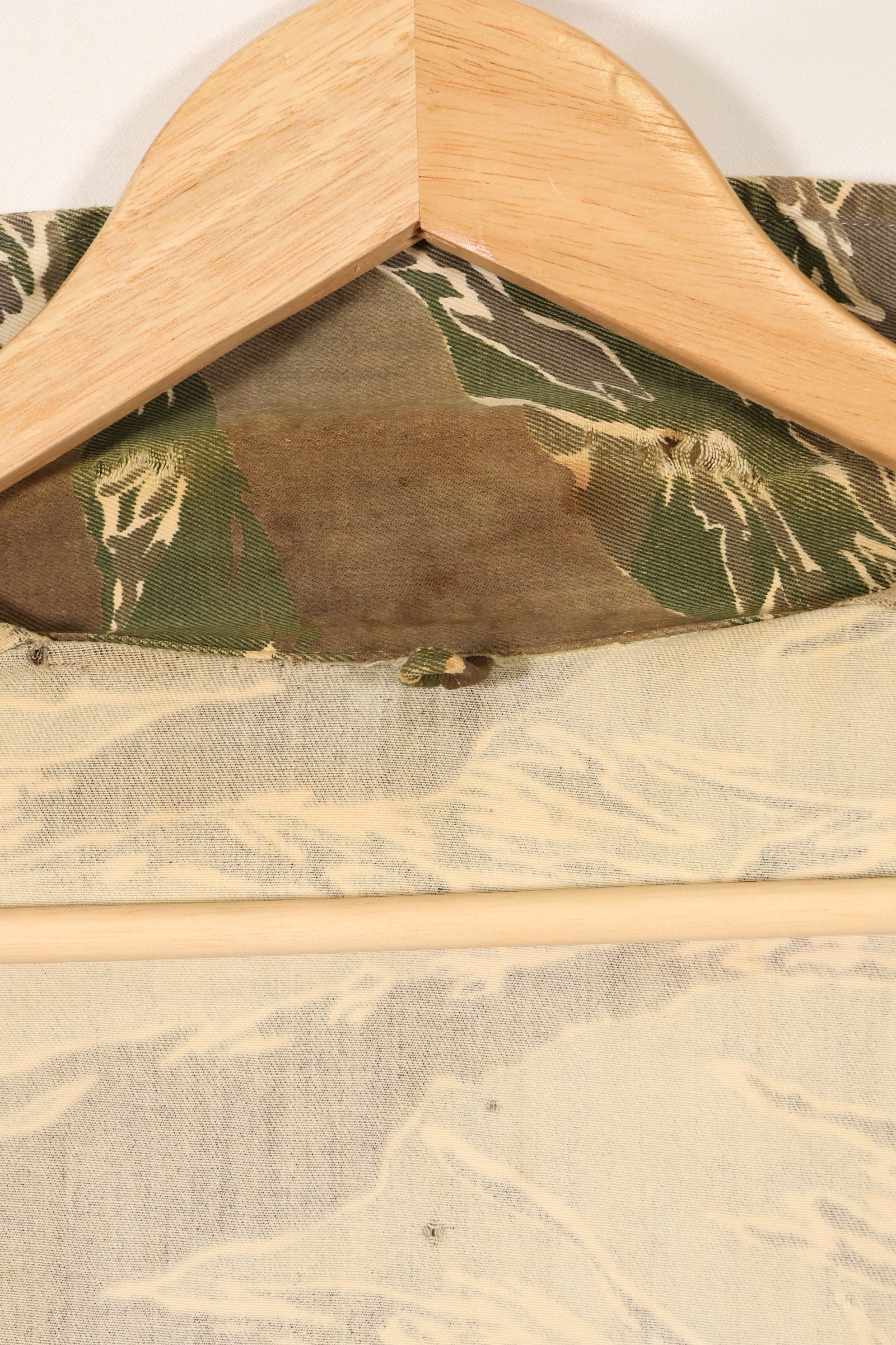 1960年代中頃　沖縄タイガーパターン　タイガーストライプ　Asian Cut シャツ　袖改装　ボタン欠損　中古品