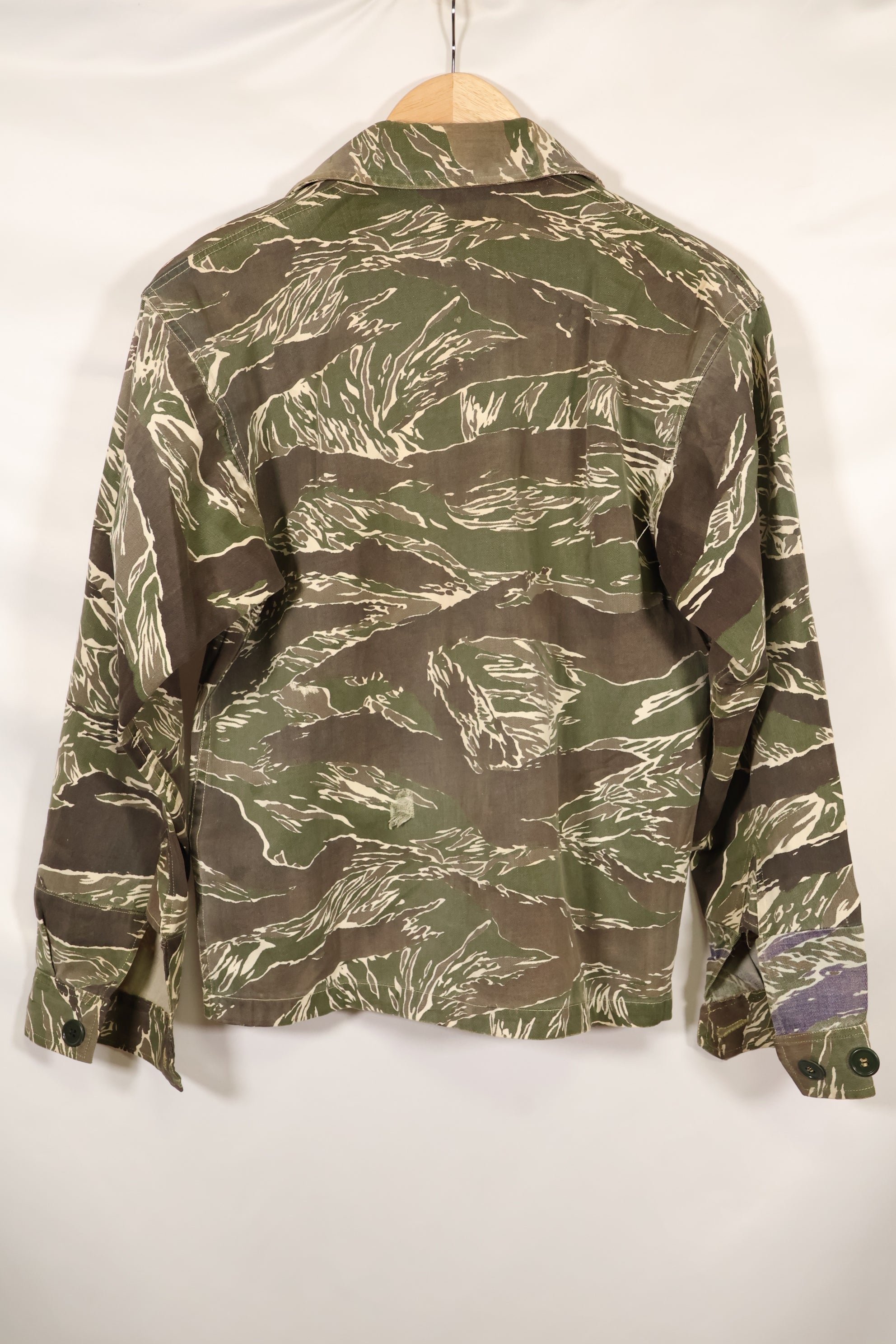 1960年代中頃　沖縄タイガーパターン　タイガーストライプ　Asian Cut シャツ　袖改装　ボタン欠損　中古品