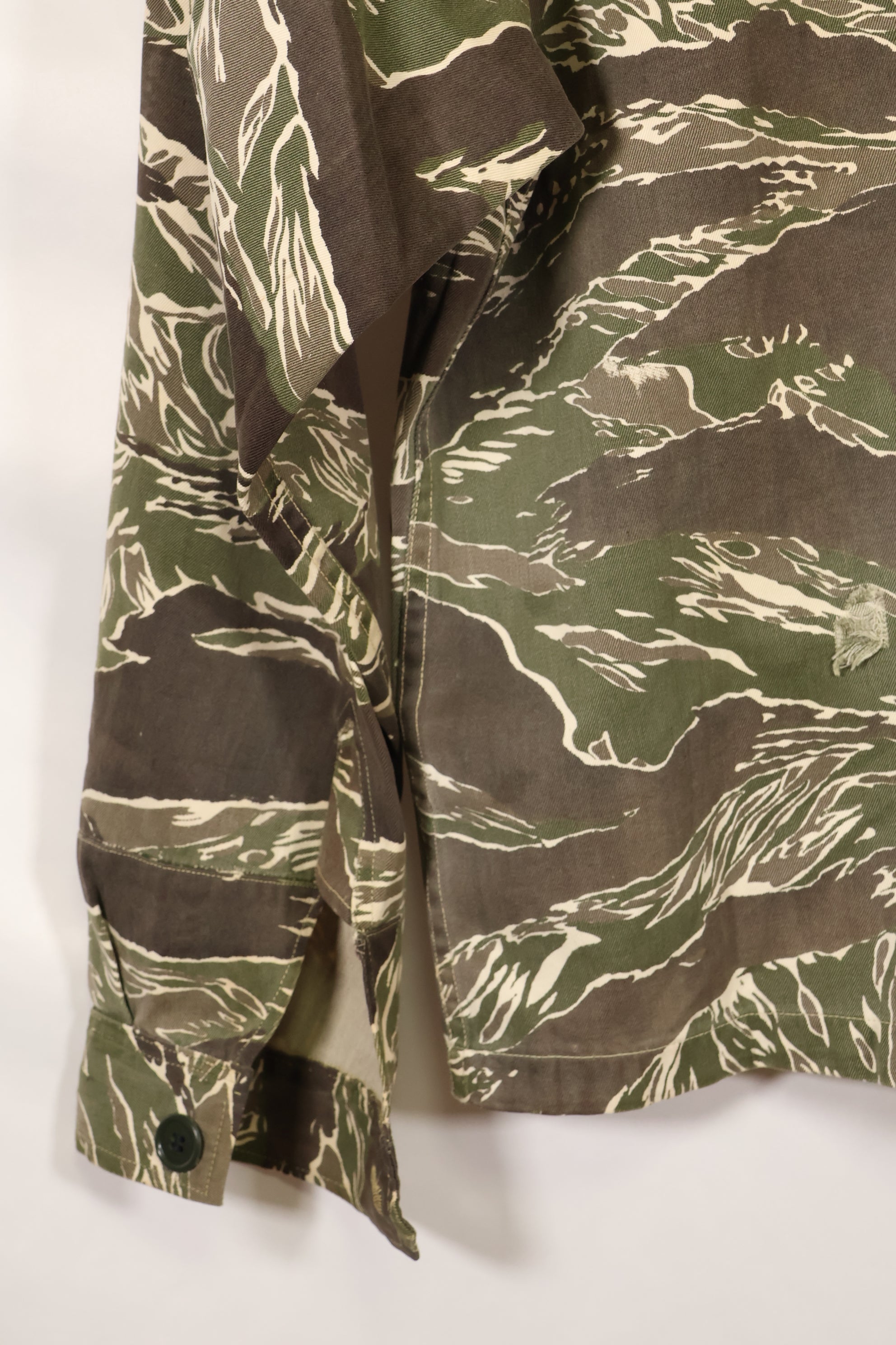 1960年代中頃　沖縄タイガーパターン　タイガーストライプ　Asian Cut シャツ　袖改装　ボタン欠損　中古品