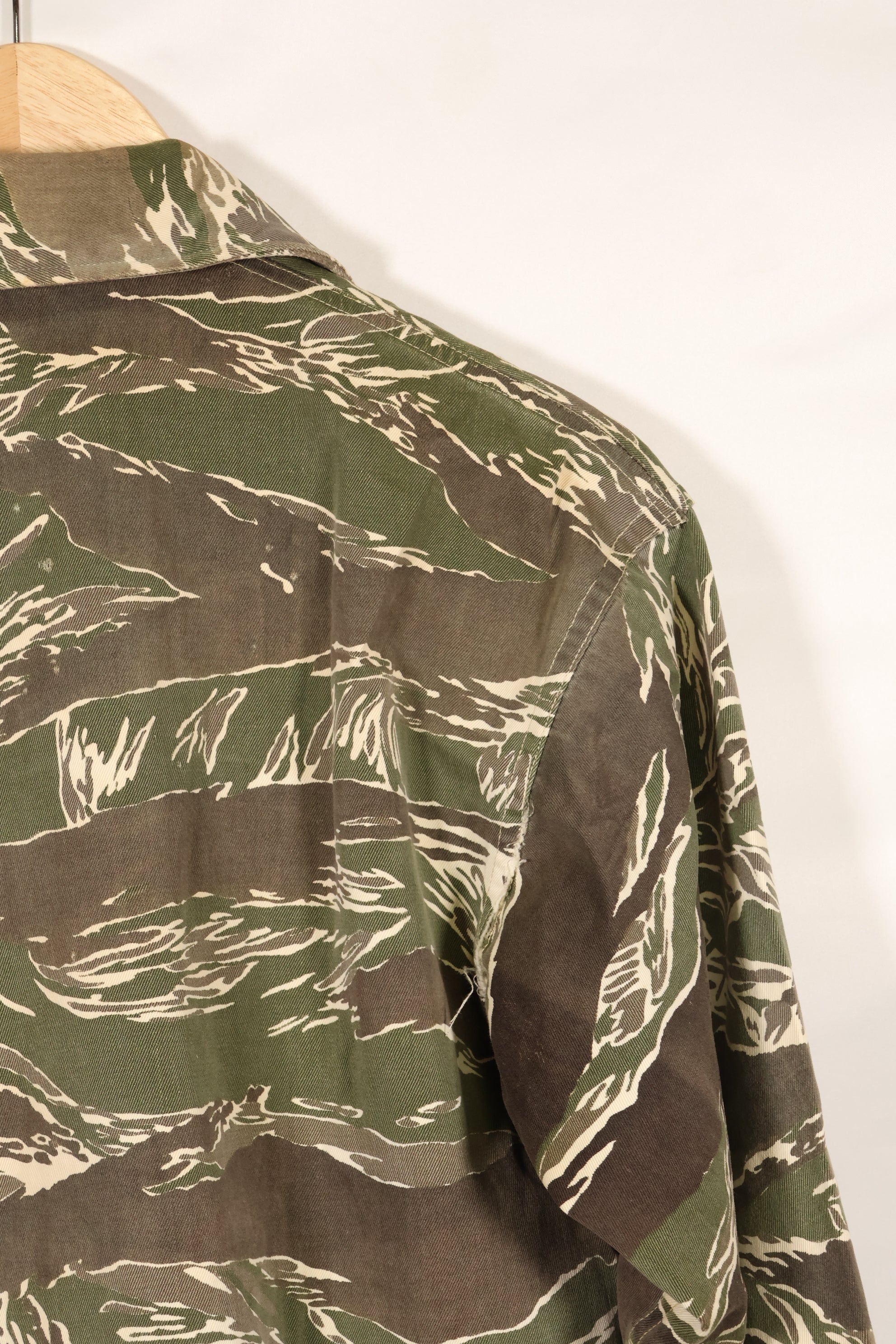 1960年代中頃　沖縄タイガーパターン　タイガーストライプ　Asian Cut シャツ　袖改装　ボタン欠損　中古品