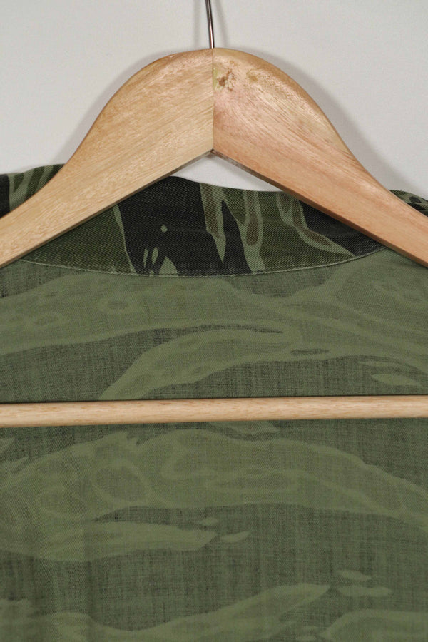 実物　レイトウォーパターン　タイガーストライプ シャツ　大きめサイズ　ボタン欠損あり