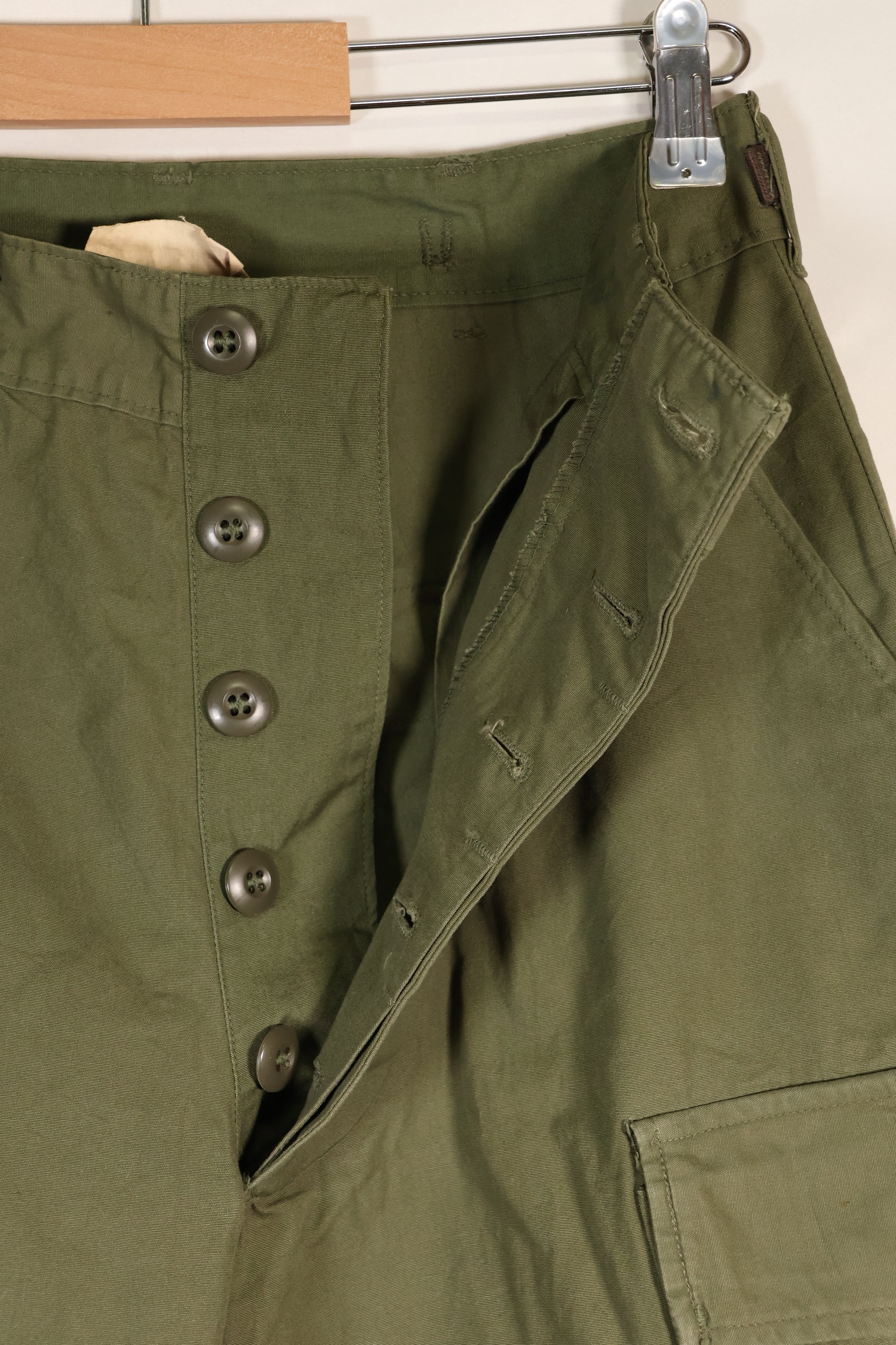 估计 1967 年合同 S-R 第三款丛林疲劳长裤，无滴漏，状况良好，二手。