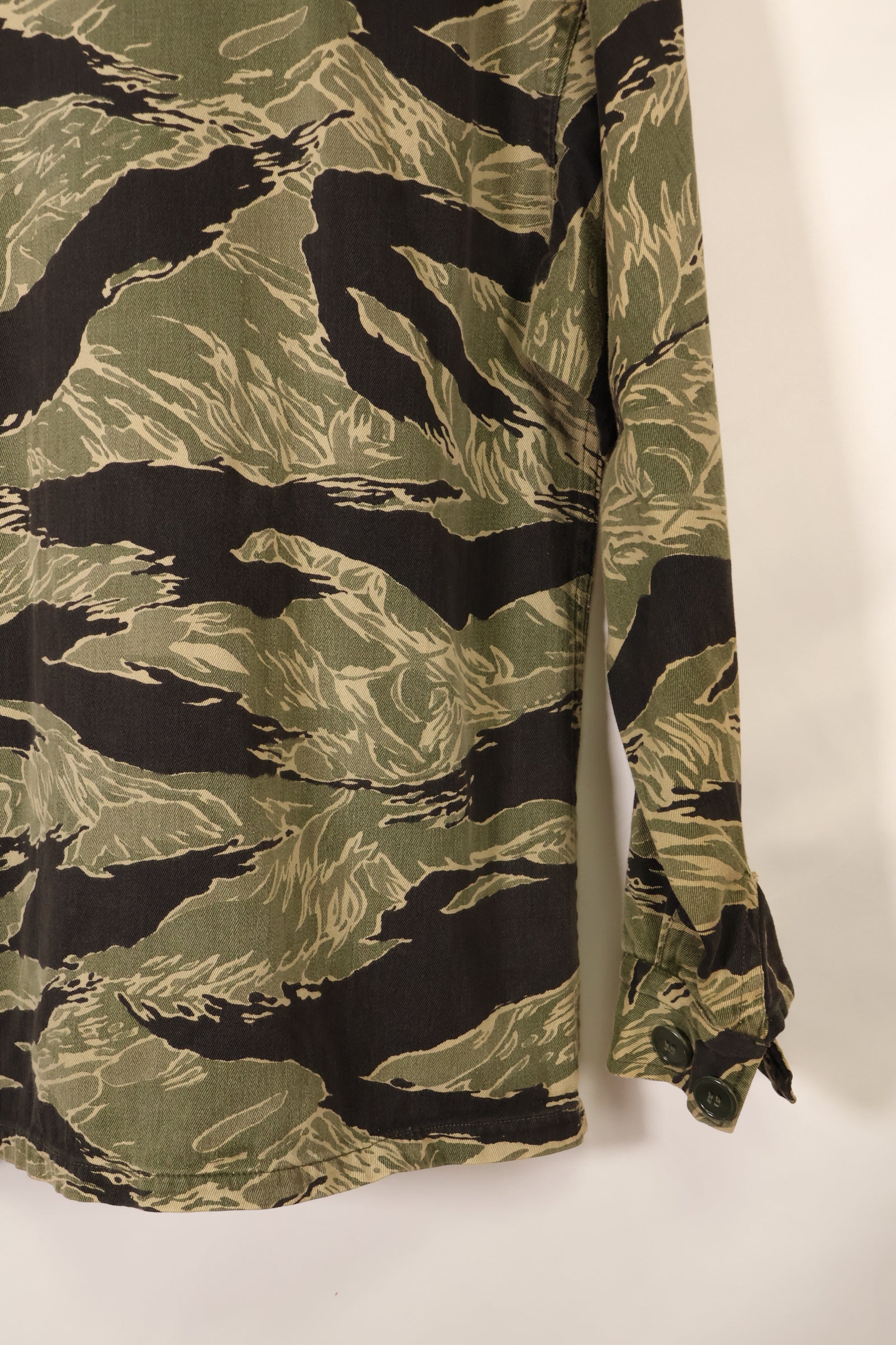 Mid-1960s US-L Okinawa Tiger Pattern Tiger Stripe US-Cut Shirt, Used