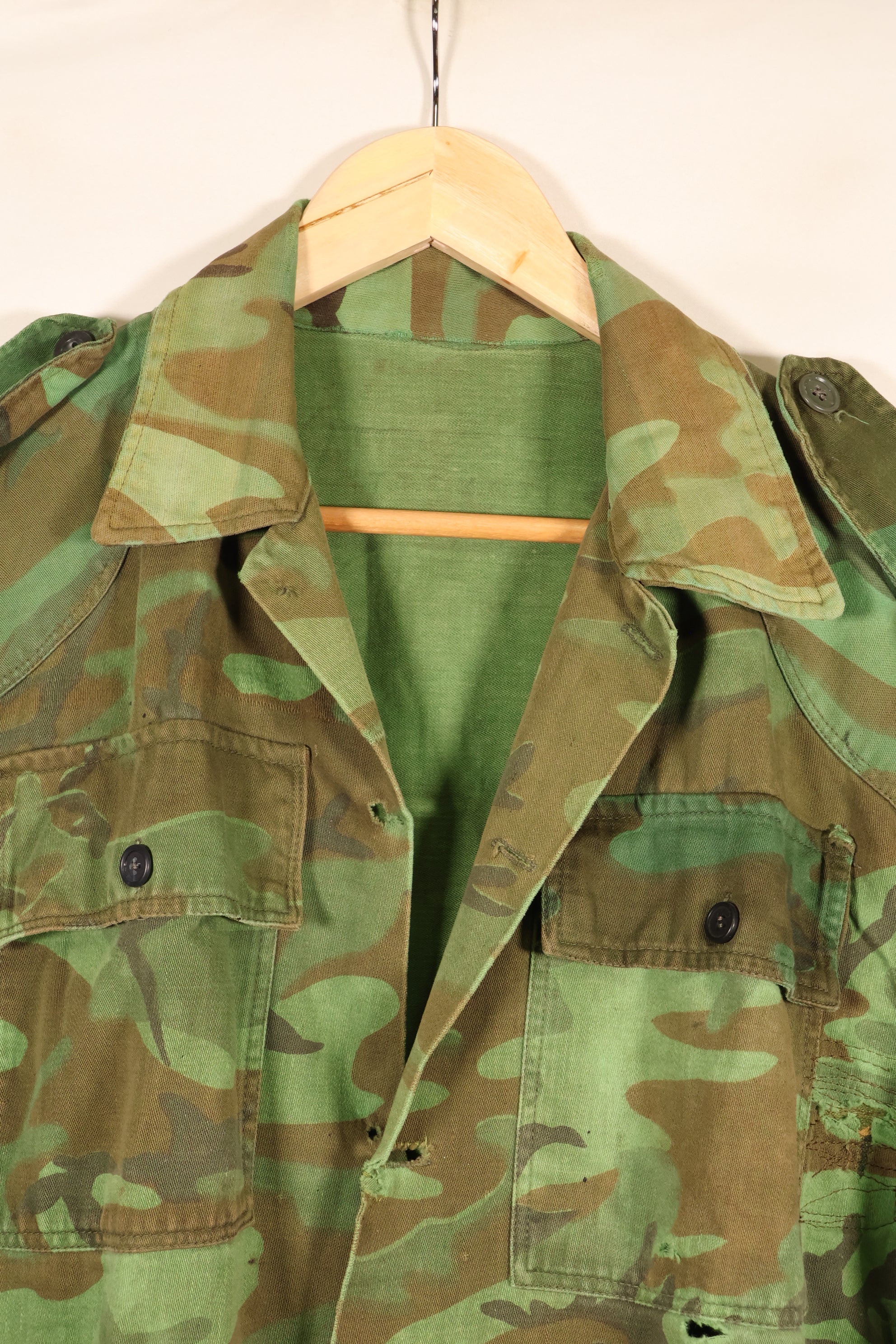 1970年代前半　大きめサイズ　ARVN　南ベトナム空挺師団　リーフ迷彩　シャツ　補修あり　中古品