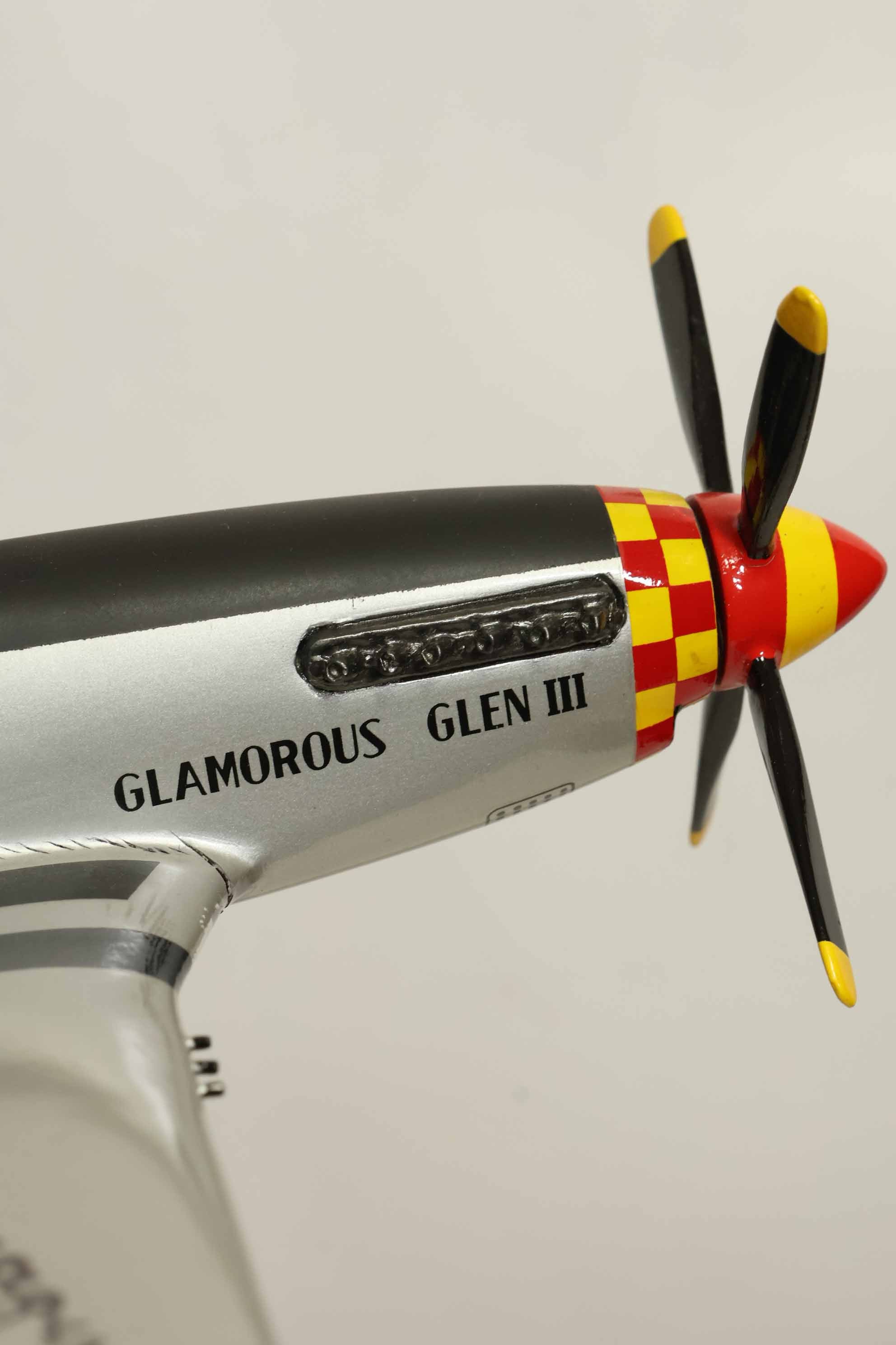 二手P-51野马战斗机模型，由空军准将查克·耶格尔亲笔签名