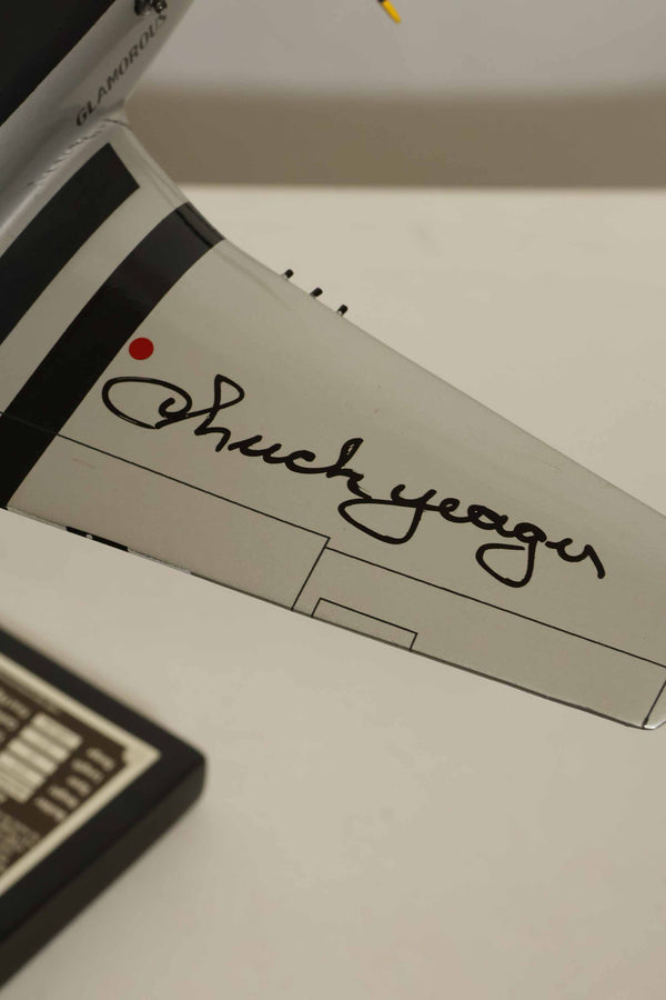 二手P-51野马战斗机模型，由空军准将查克·耶格尔亲笔签名