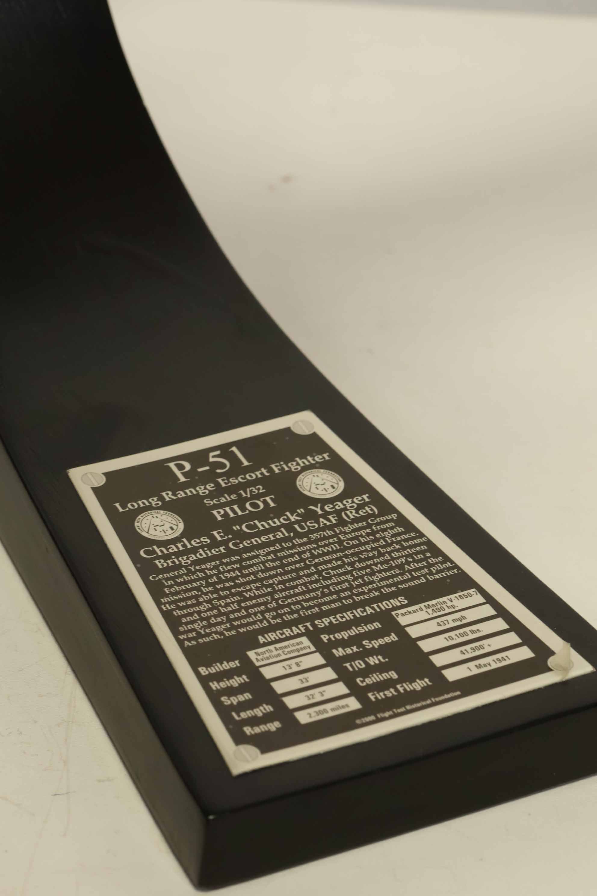 二手P-51野马战斗机模型，由空军准将查克·耶格尔亲笔签名