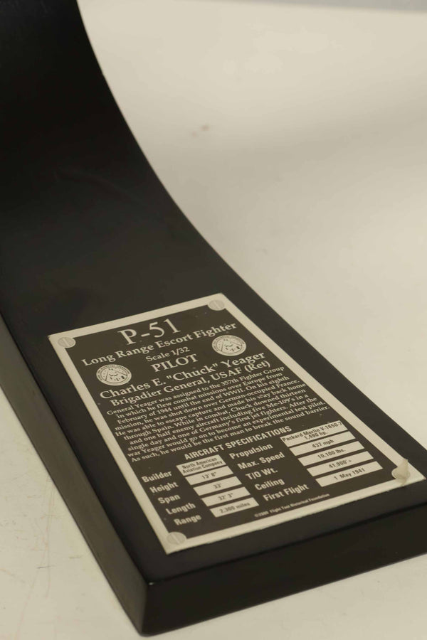 二手P-51野马战斗机模型，由空军准将查克·耶格尔亲笔签名