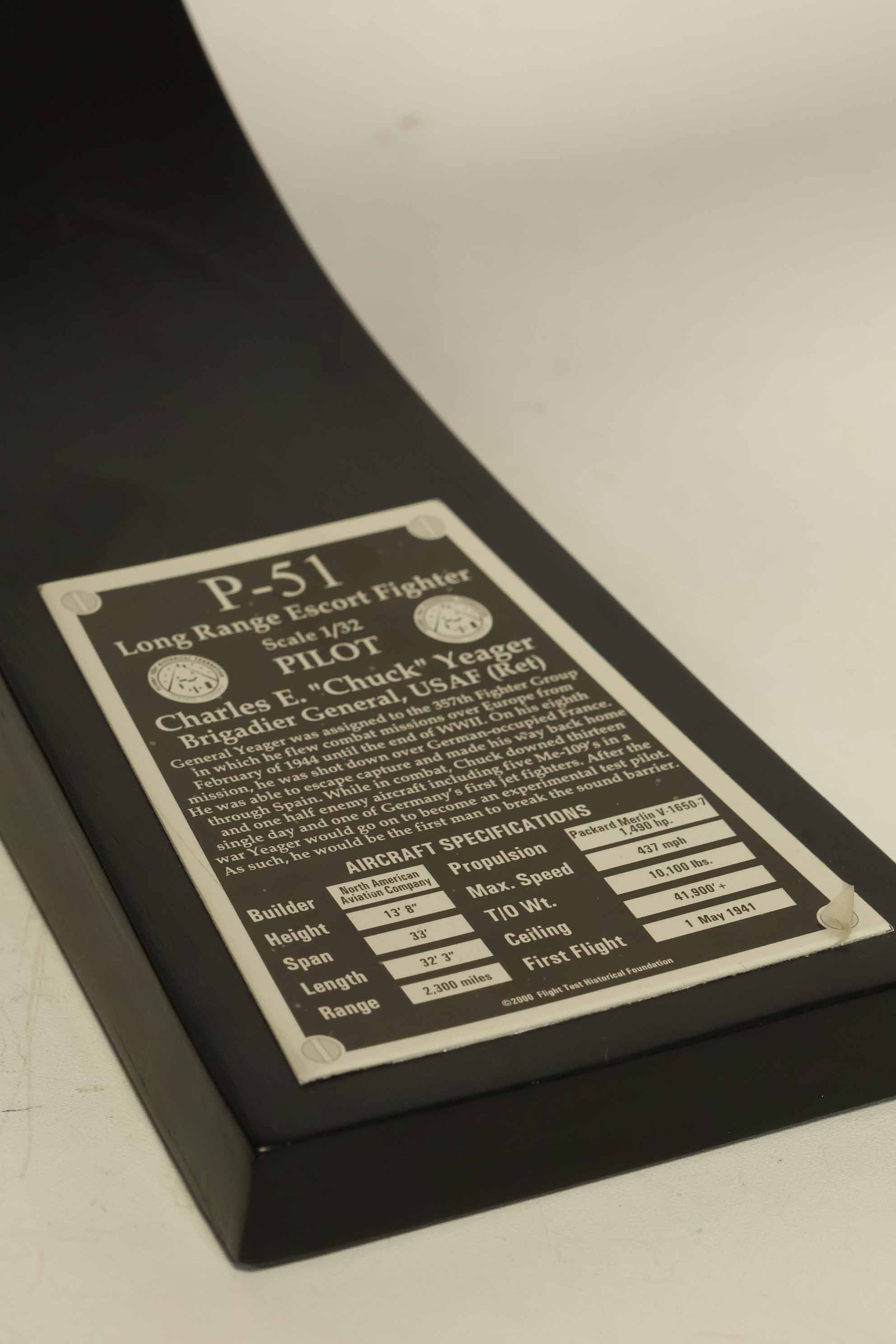 二手P-51野马战斗机模型，由空军准将查克·耶格尔亲笔签名