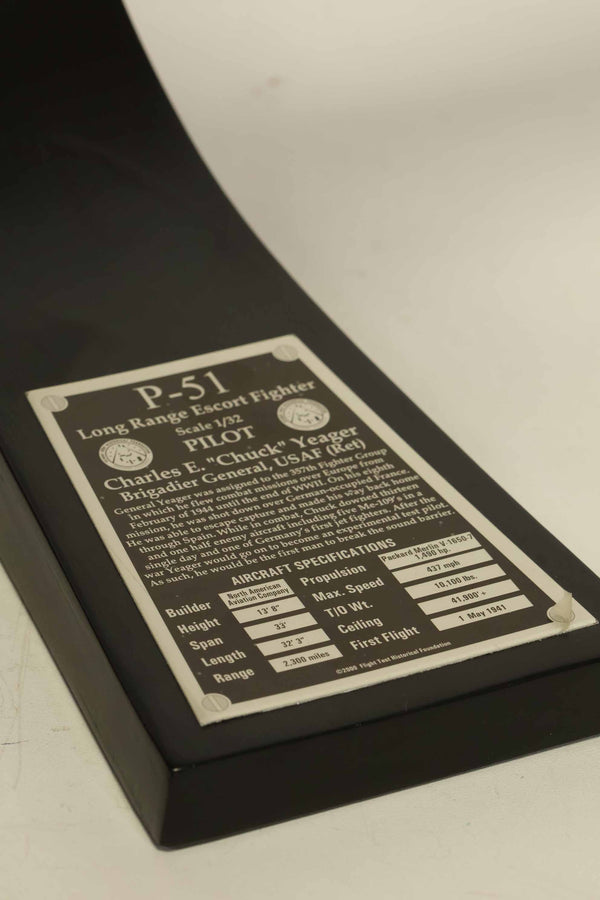 二手P-51野马战斗机模型，由空军准将查克·耶格尔亲笔签名