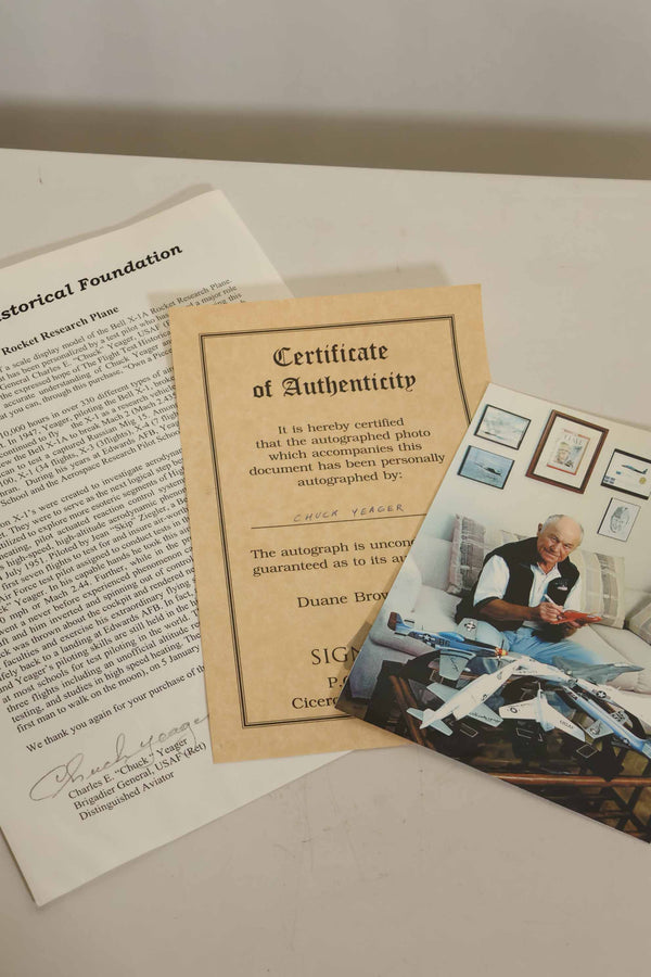 二手P-51野马战斗机模型，由空军准将查克·耶格尔亲笔签名