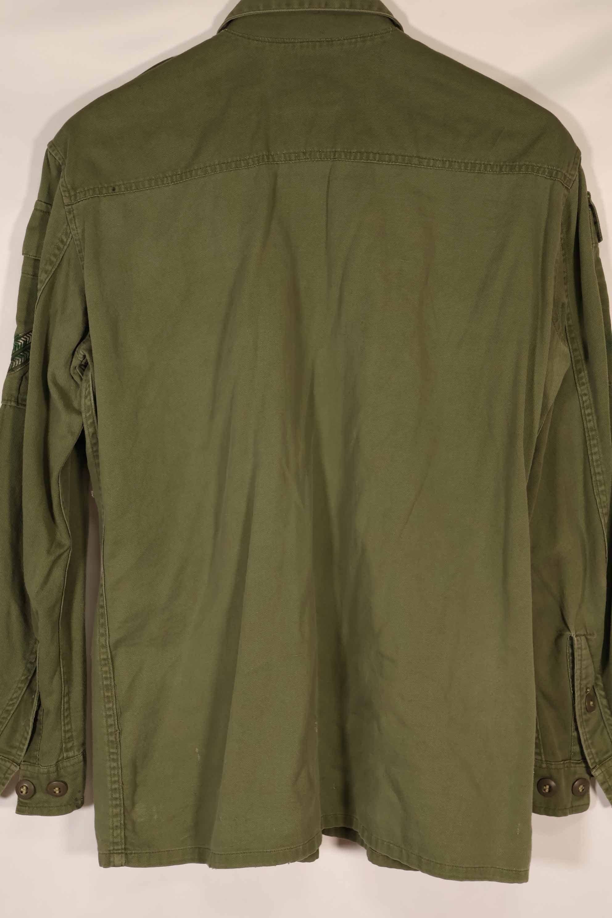 実物　1970年製　オーストラリア軍　OD ファティーグシャツ　階級章付き　サイズ読めない