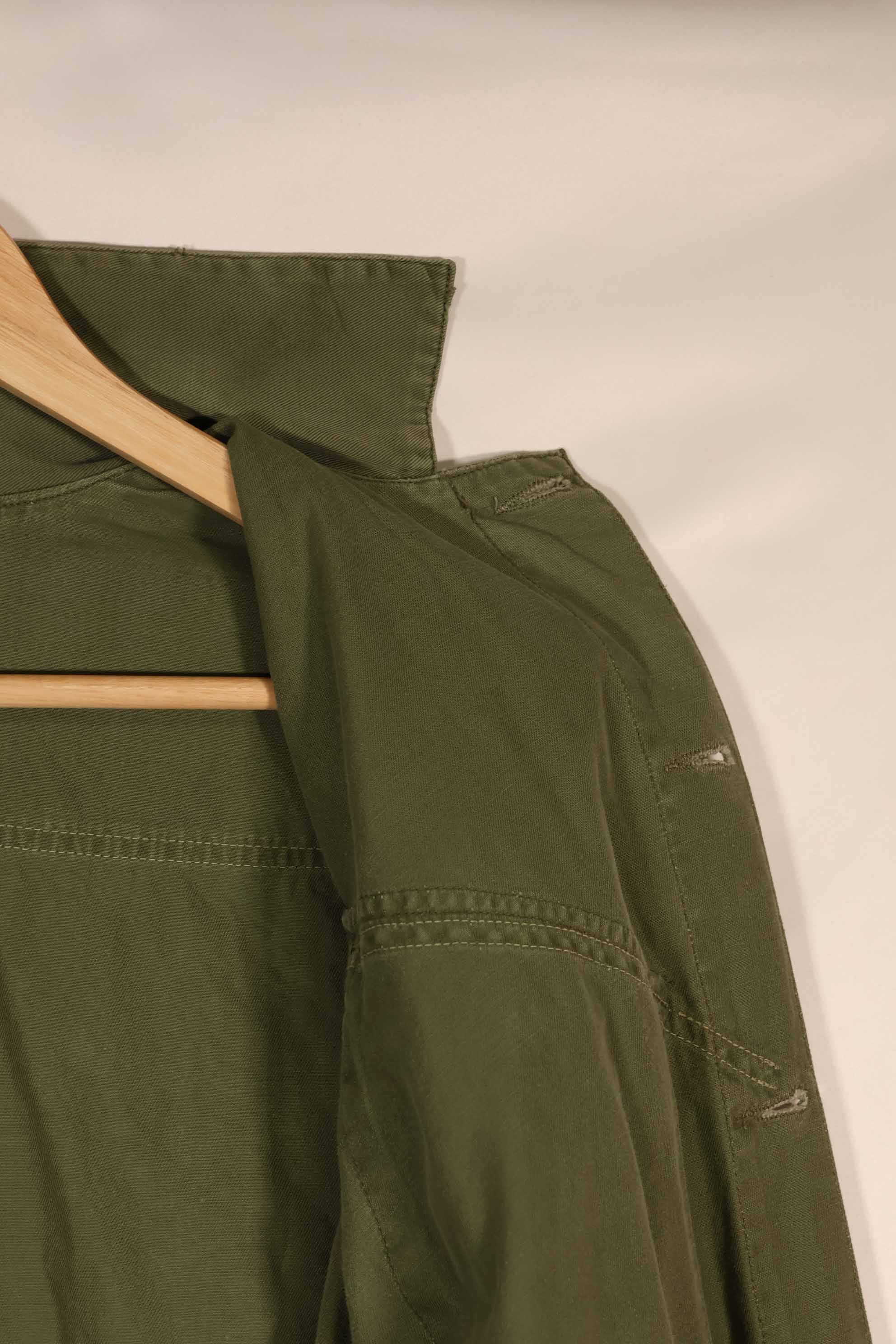 実物　1970年製　オーストラリア軍　OD ファティーグシャツ　階級章付き　サイズ読めない