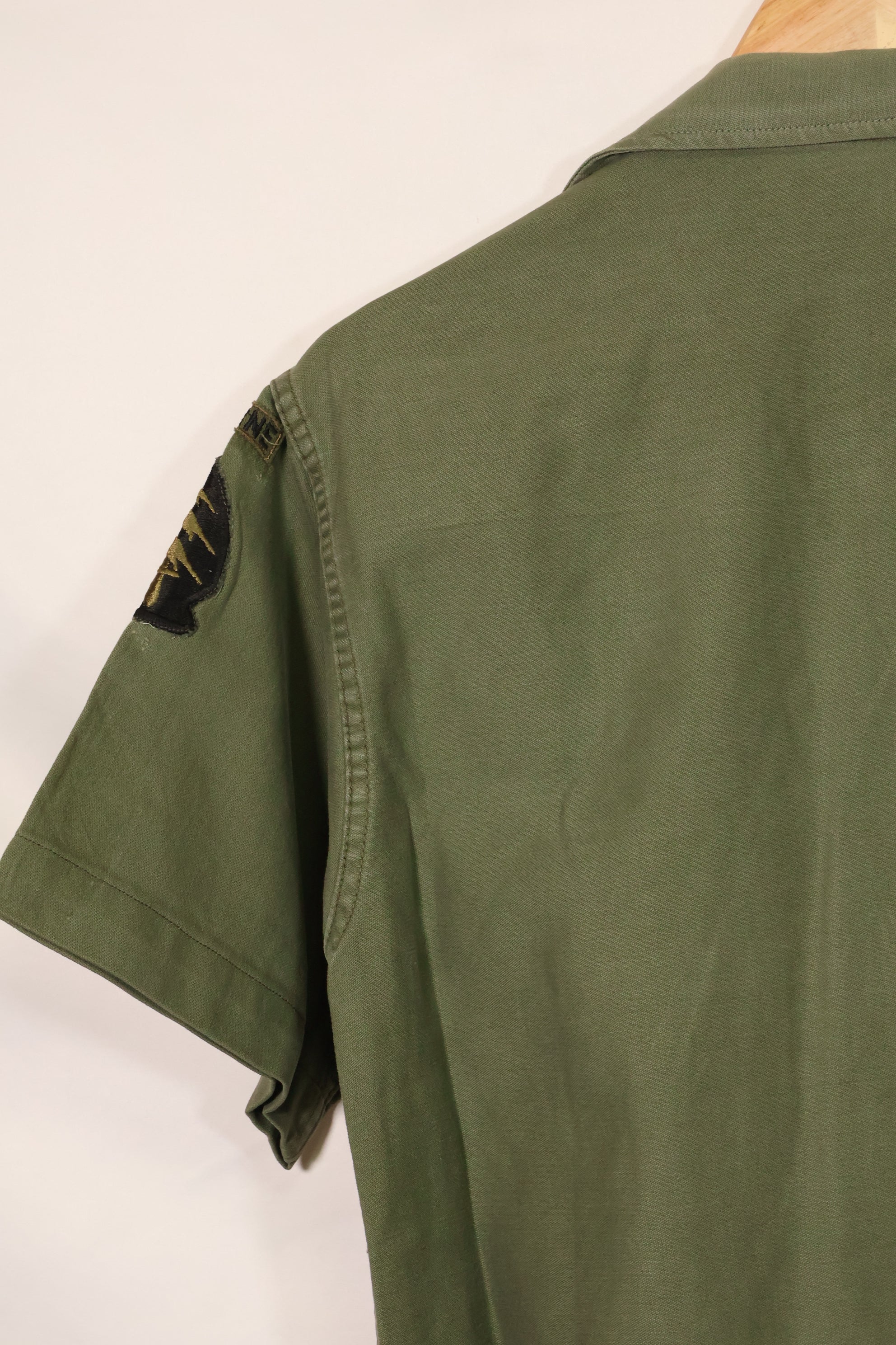 1960年代　元グリーンベレー兵士放出　OG-107　ユーティリティシャツ　初付け　パッチ付き　中古品　C