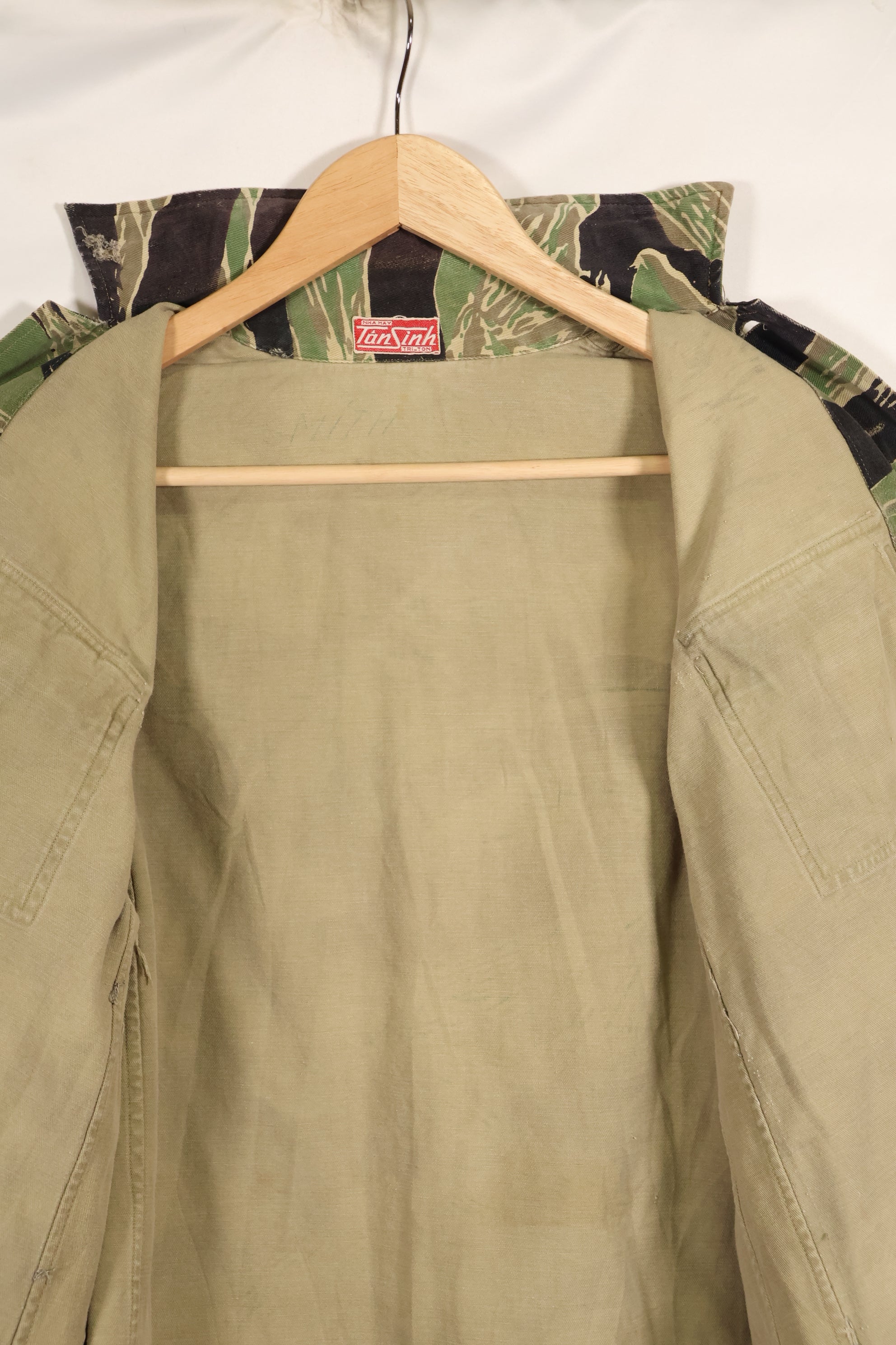 Early 1960s twill fabric, rare VNMC 1st Model tiger stripe shirt, used by Taylor.