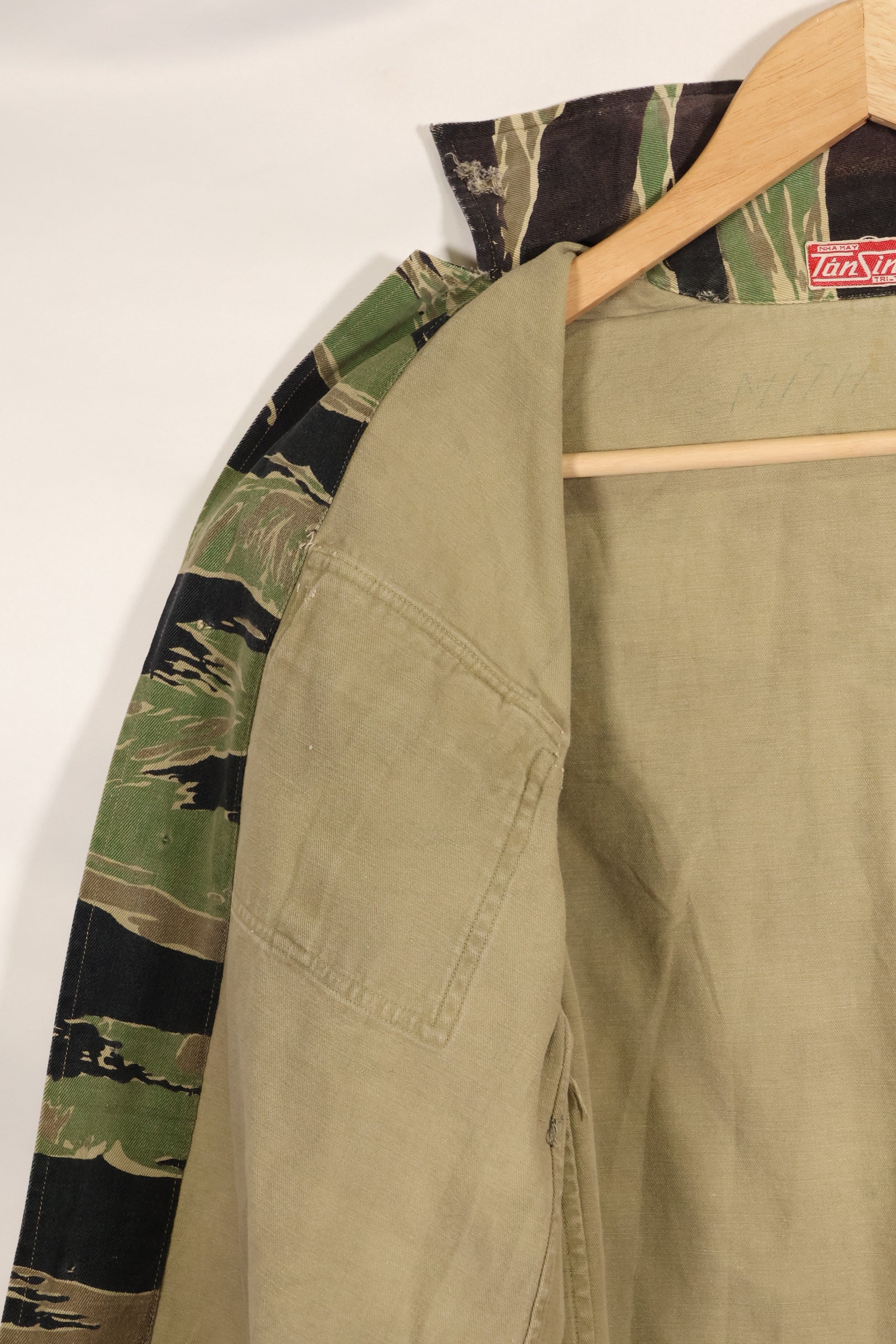 Early 1960s twill fabric, rare VNMC 1st Model tiger stripe shirt, used by Taylor.