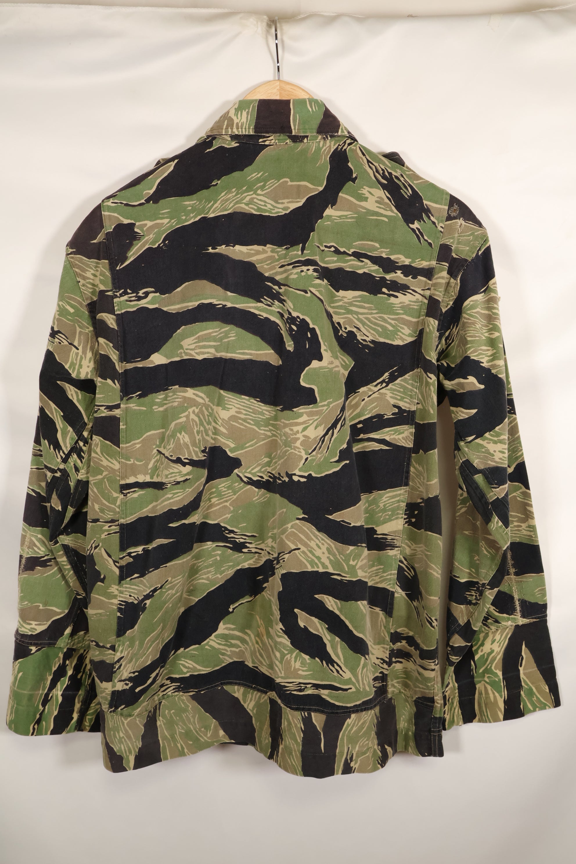 Early 1960s twill fabric, rare VNMC 1st Model tiger stripe shirt, used by Taylor.