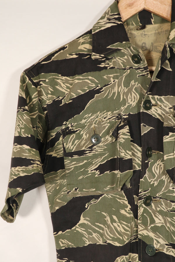 正品冲绳虎纹衬衫，JWD品牌，短袖，定制款，有划痕，纽扣已修复