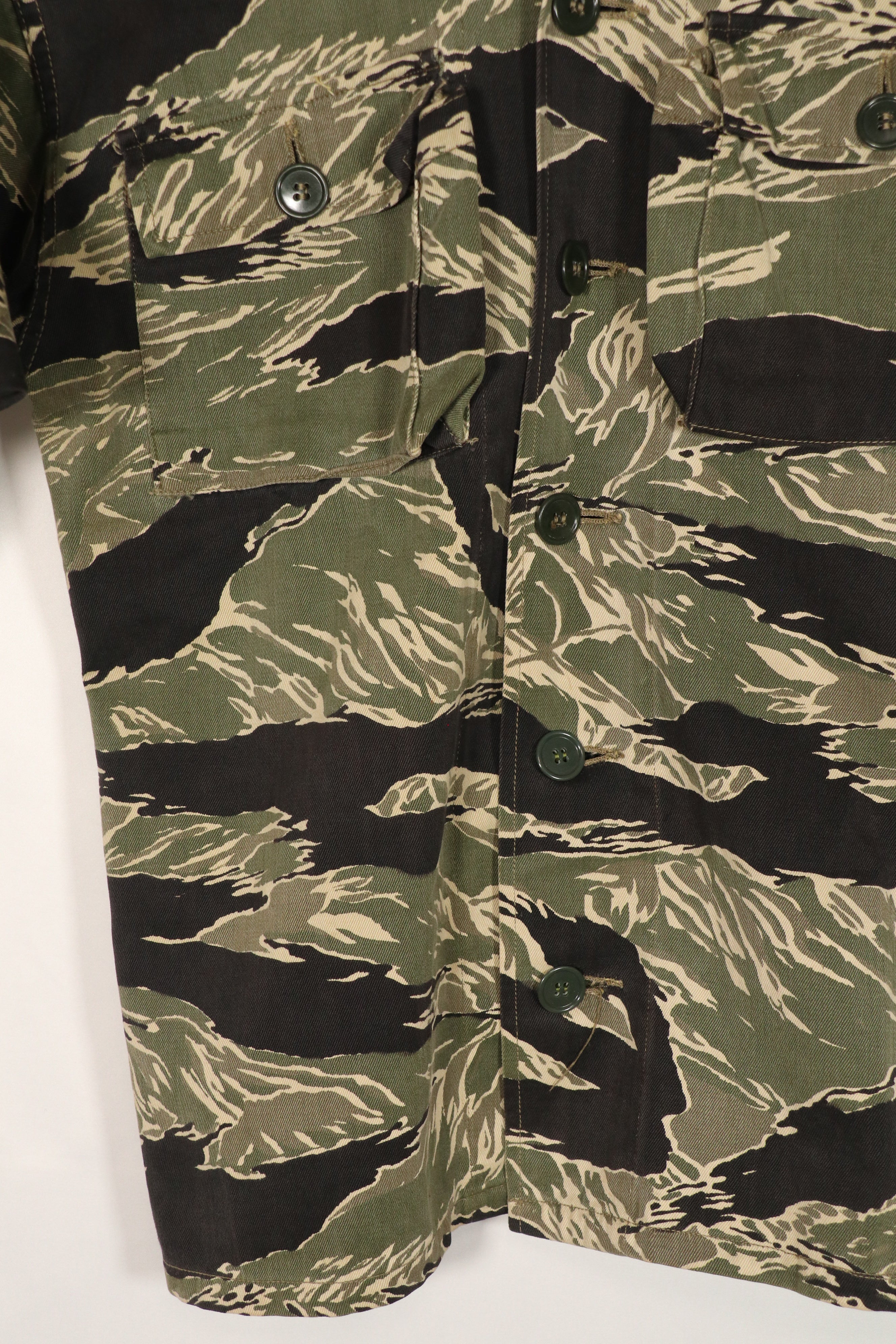 正品冲绳虎纹衬衫，JWD品牌，短袖，定制款，有划痕，纽扣已修复