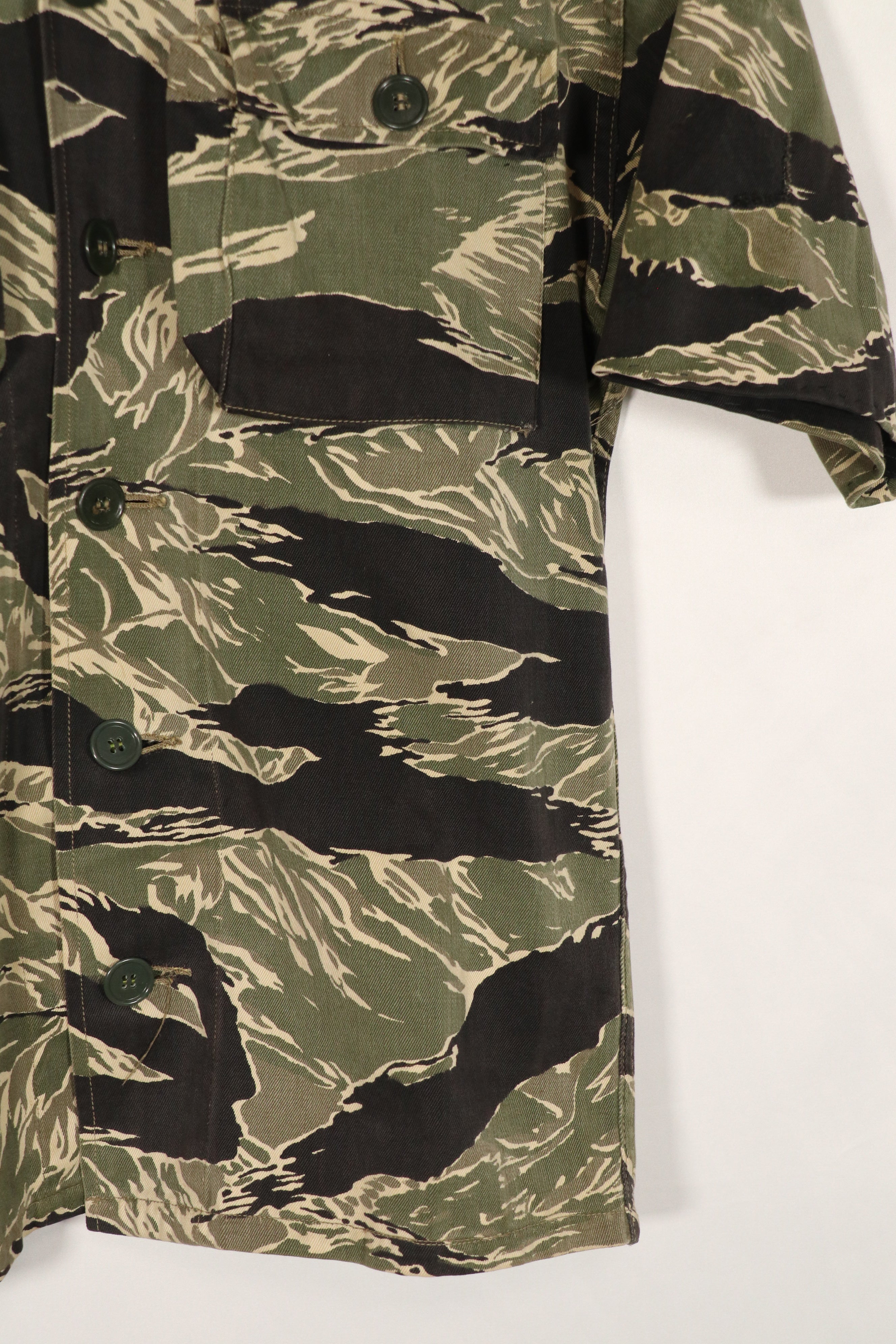 正品冲绳虎纹衬衫，JWD品牌，短袖，定制款，有划痕，纽扣已修复