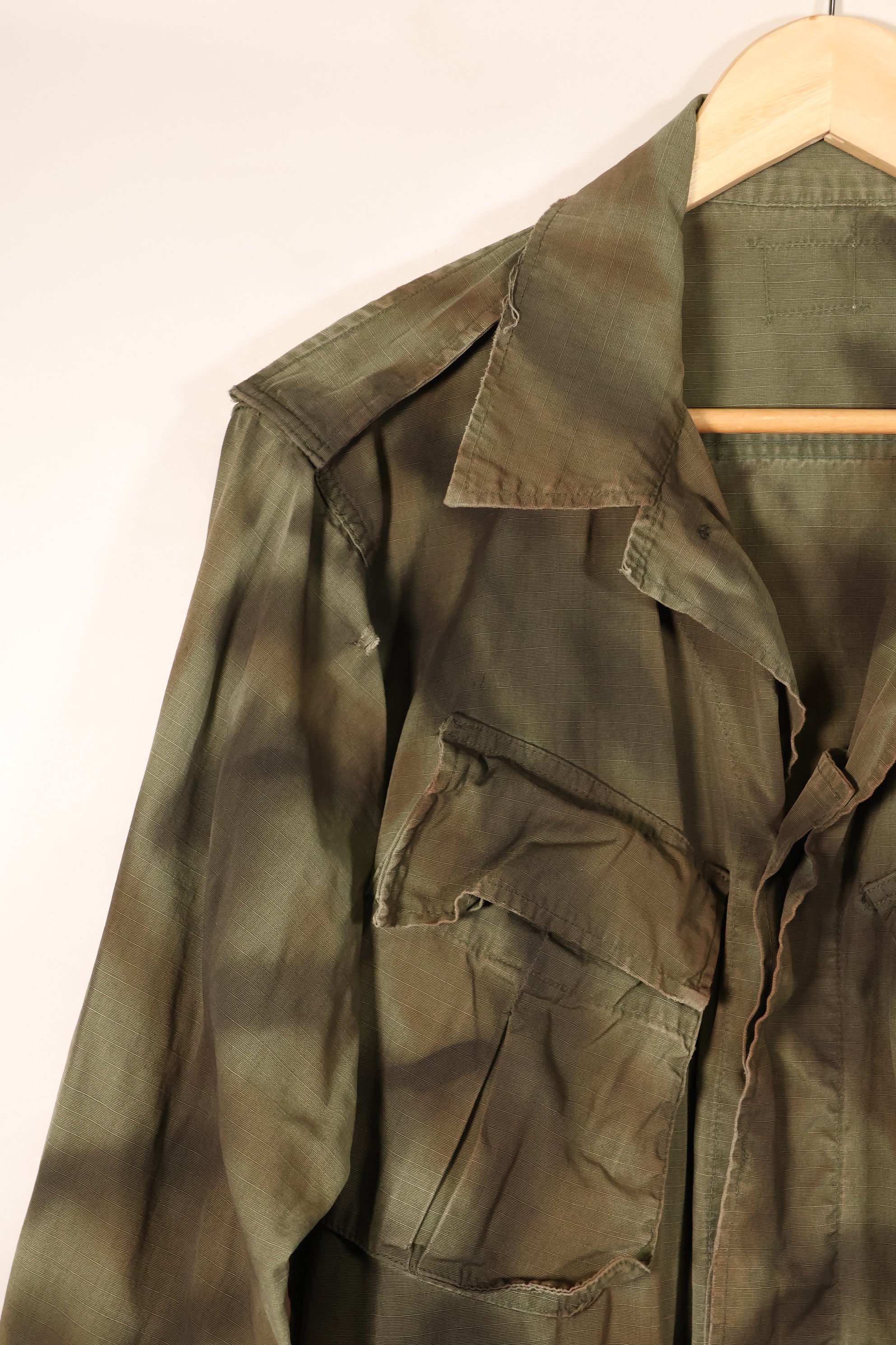 Contract from the late 1960s; Estimated S-R size; Based on an actual jacket; MACV SOG spray-painted jacket; Replica; Manufactured by MILITARIA 1911; Used item