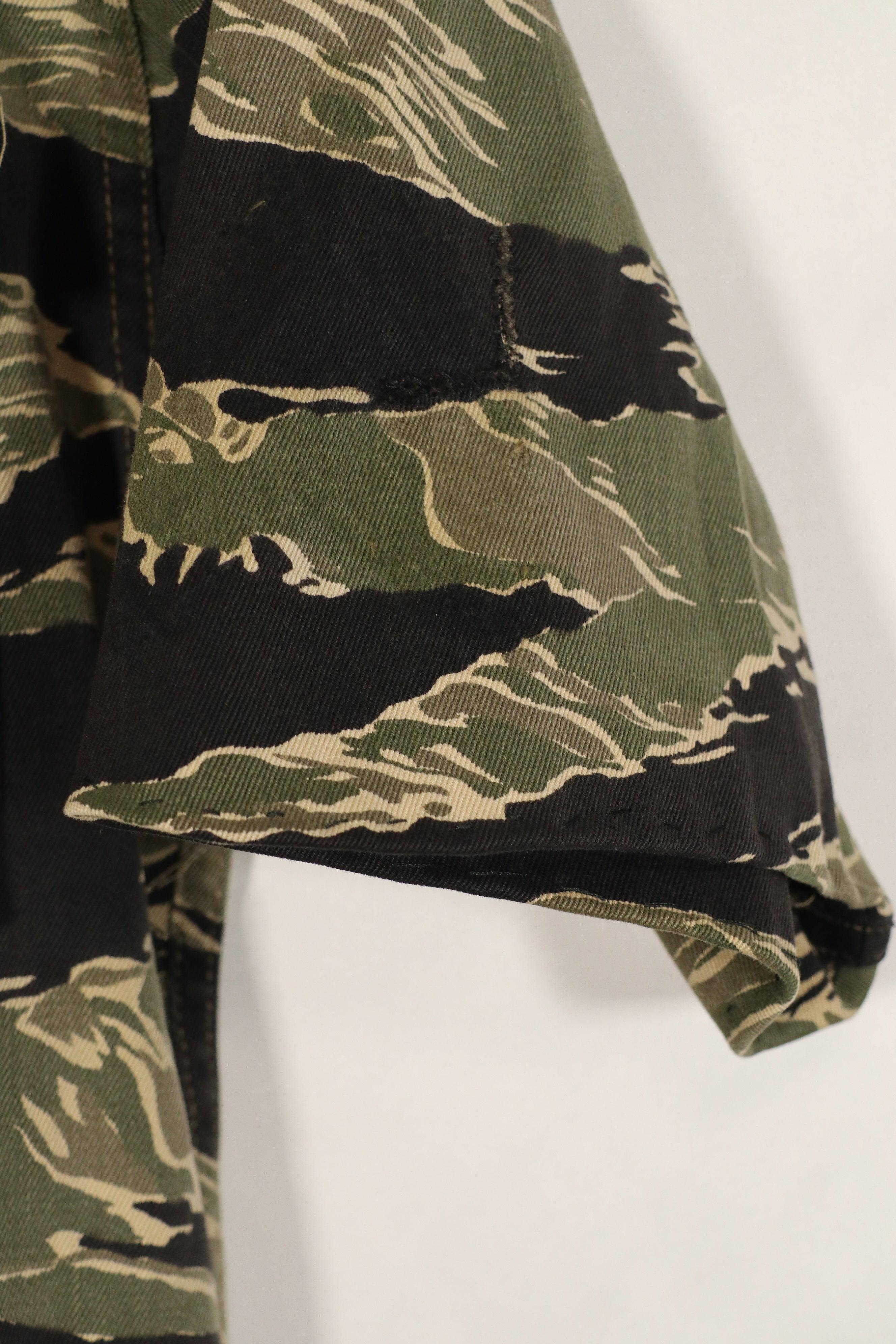 正品冲绳虎纹衬衫，JWD品牌，短袖，定制款，有划痕，纽扣已修复