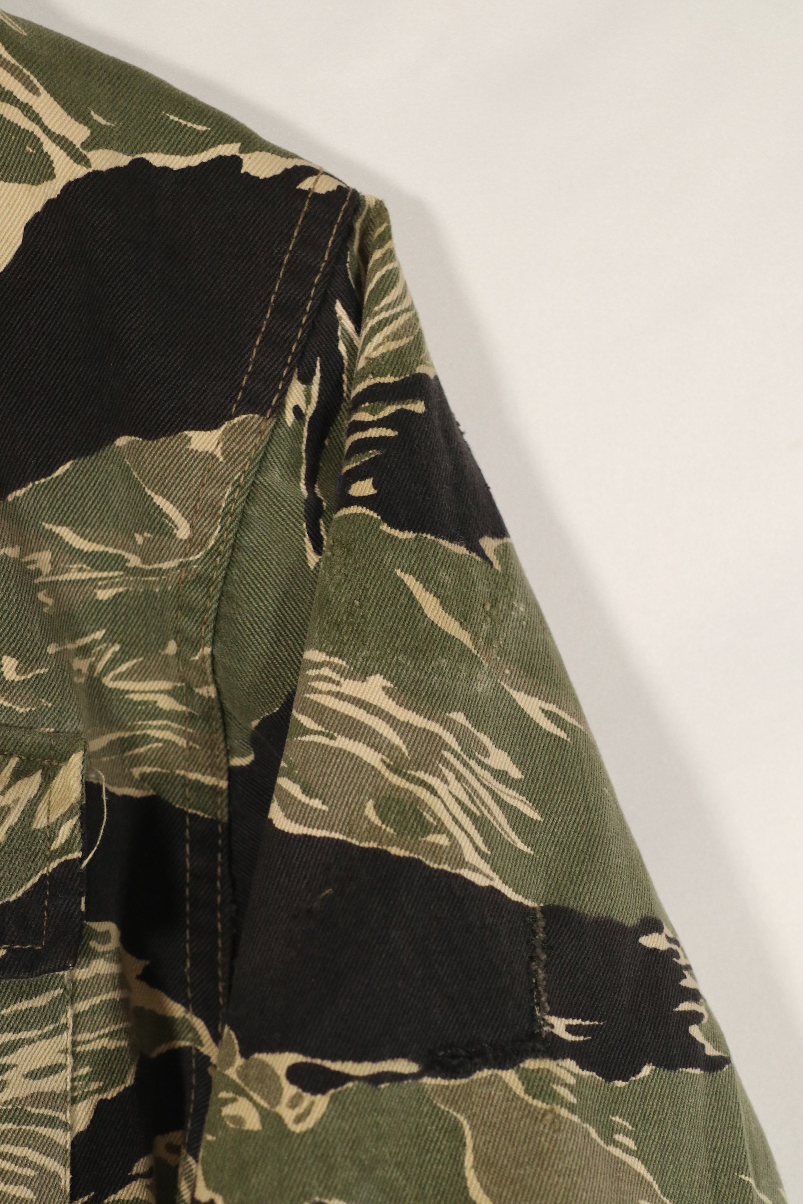 正品冲绳虎纹衬衫，JWD品牌，短袖，定制款，有划痕，纽扣已修复