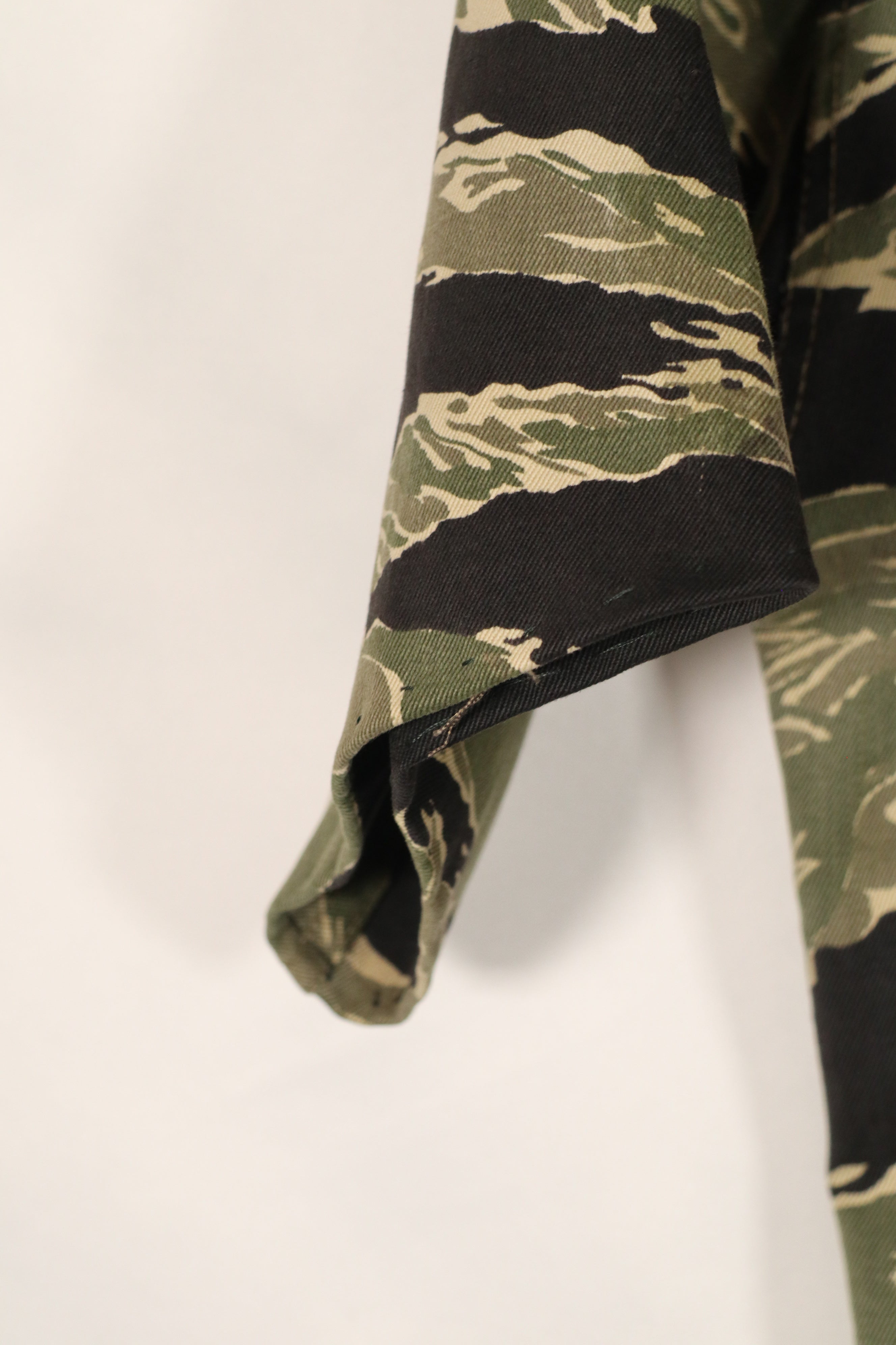 正品冲绳虎纹衬衫，JWD品牌，短袖，定制款，有划痕，纽扣已修复