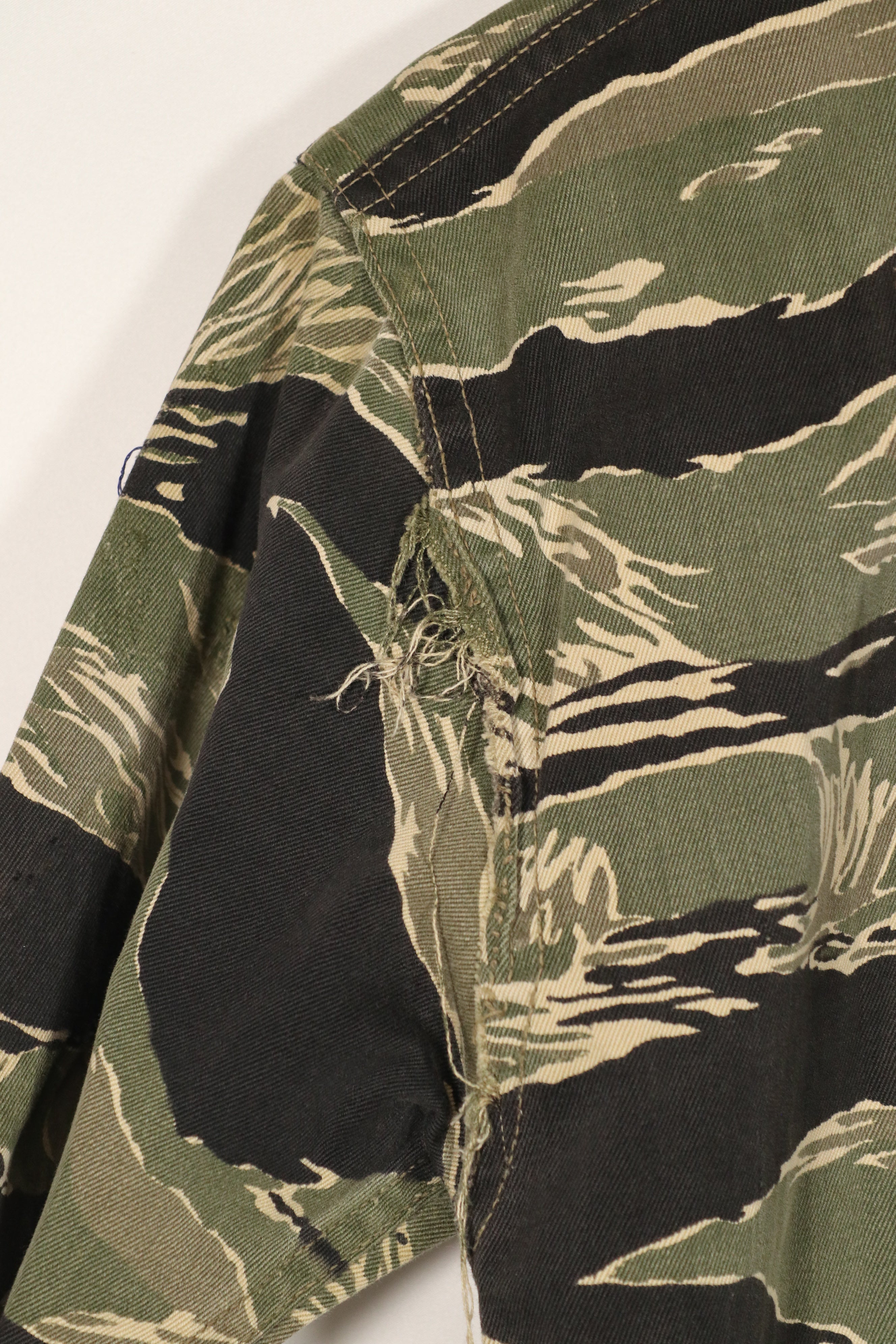 正品冲绳虎纹衬衫，JWD品牌，短袖，定制款，有划痕，纽扣已修复