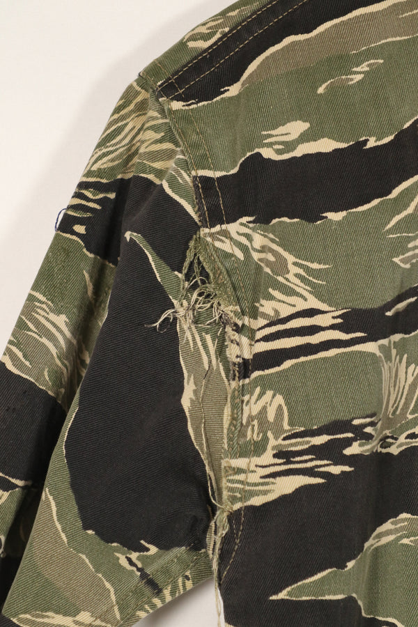 正品冲绳虎纹衬衫，JWD品牌，短袖，定制款，有划痕，纽扣已修复