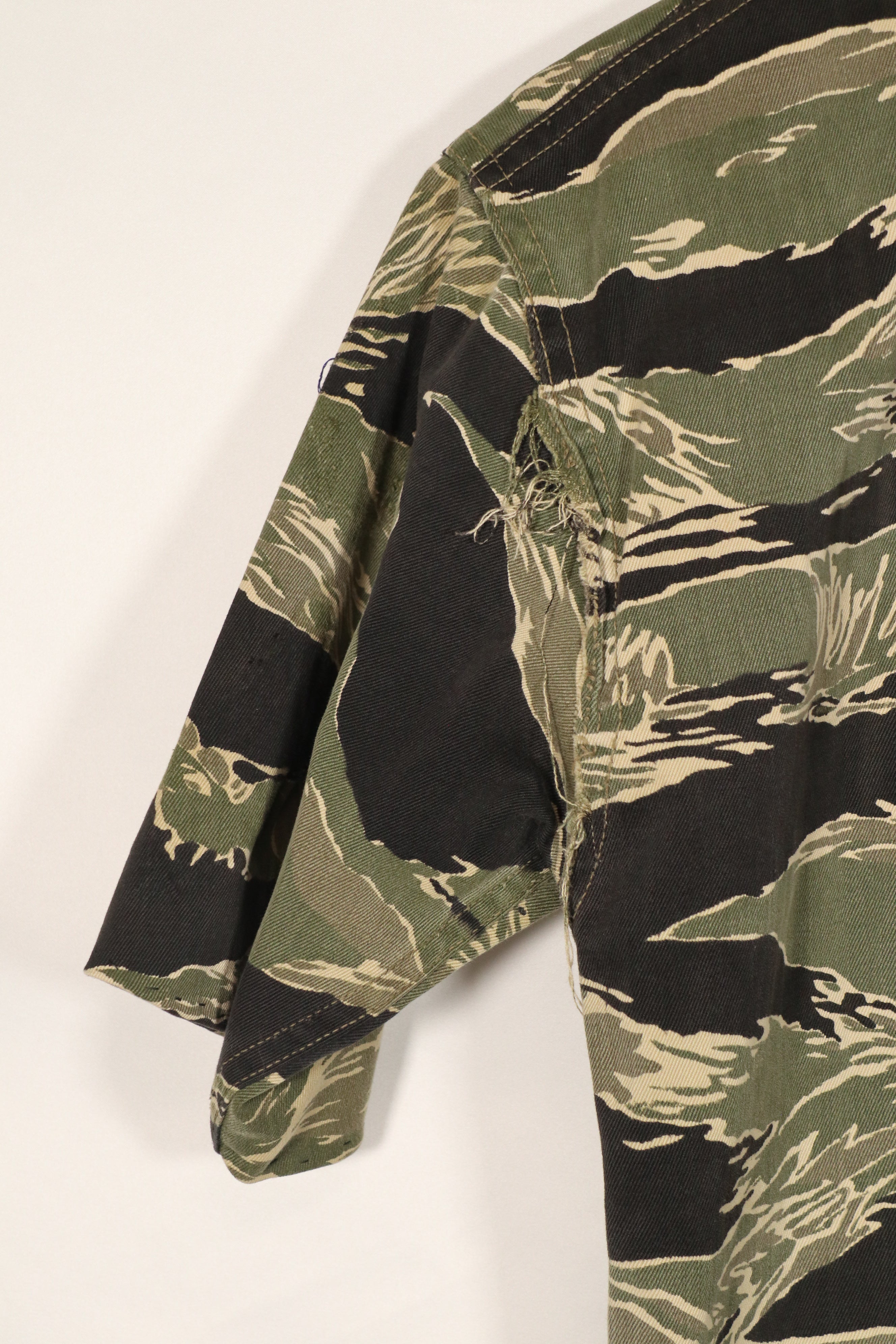 正品冲绳虎纹衬衫，JWD品牌，短袖，定制款，有划痕，纽扣已修复