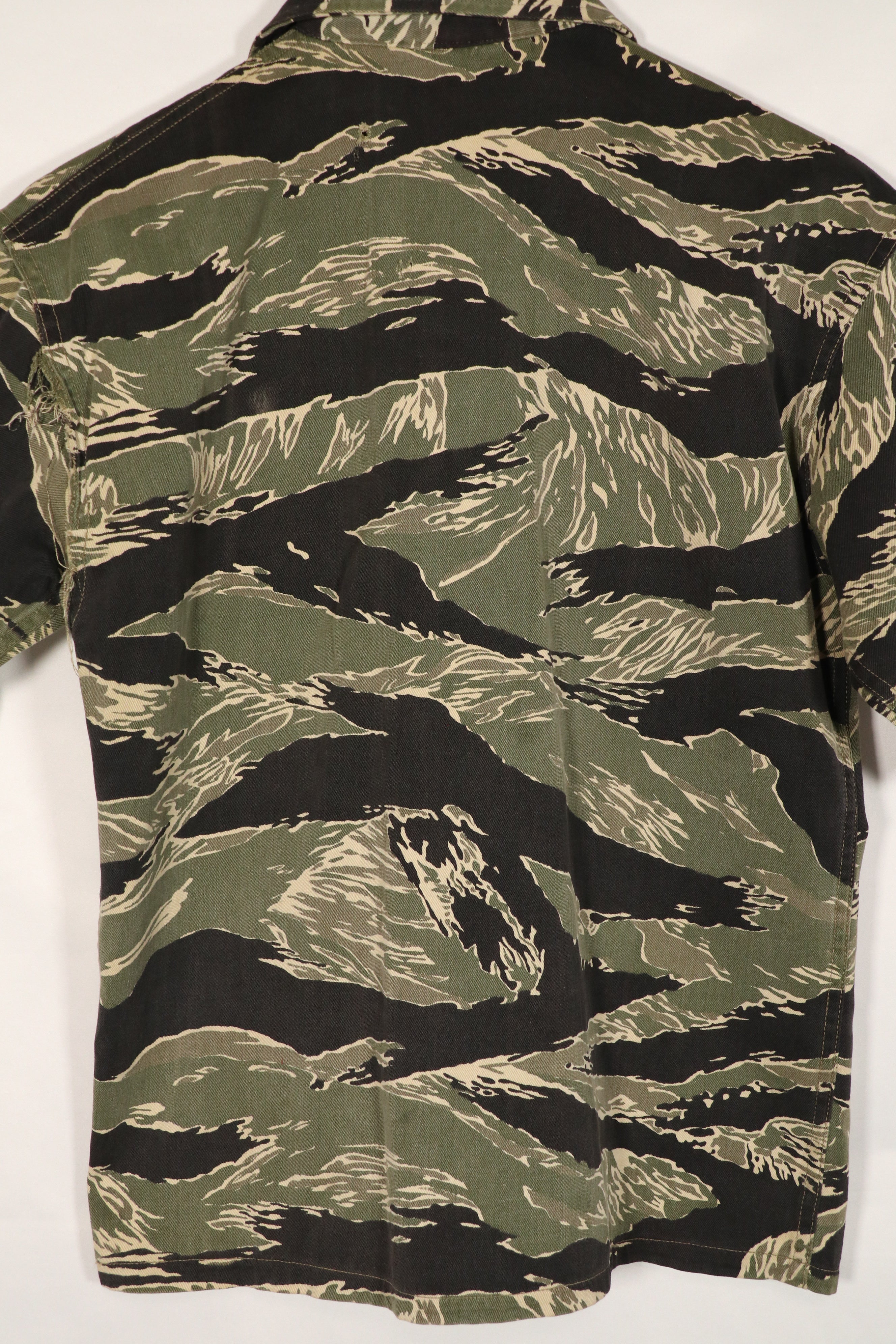 正品冲绳虎纹衬衫，JWD品牌，短袖，定制款，有划痕，纽扣已修复