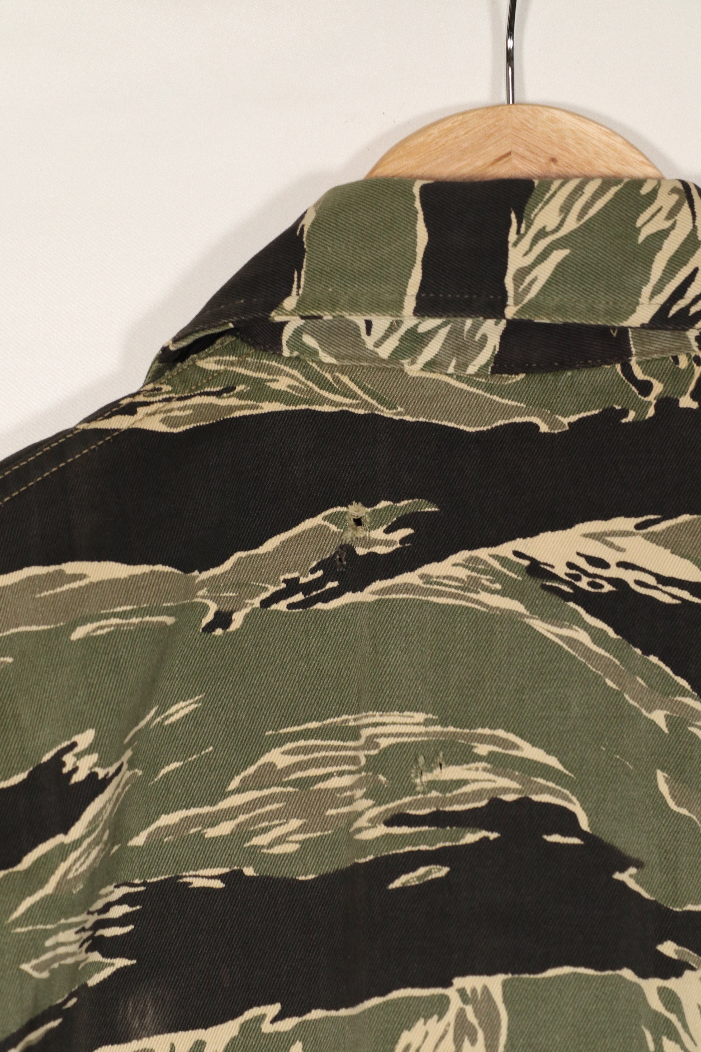 正品冲绳虎纹衬衫，JWD品牌，短袖，定制款，有划痕，纽扣已修复