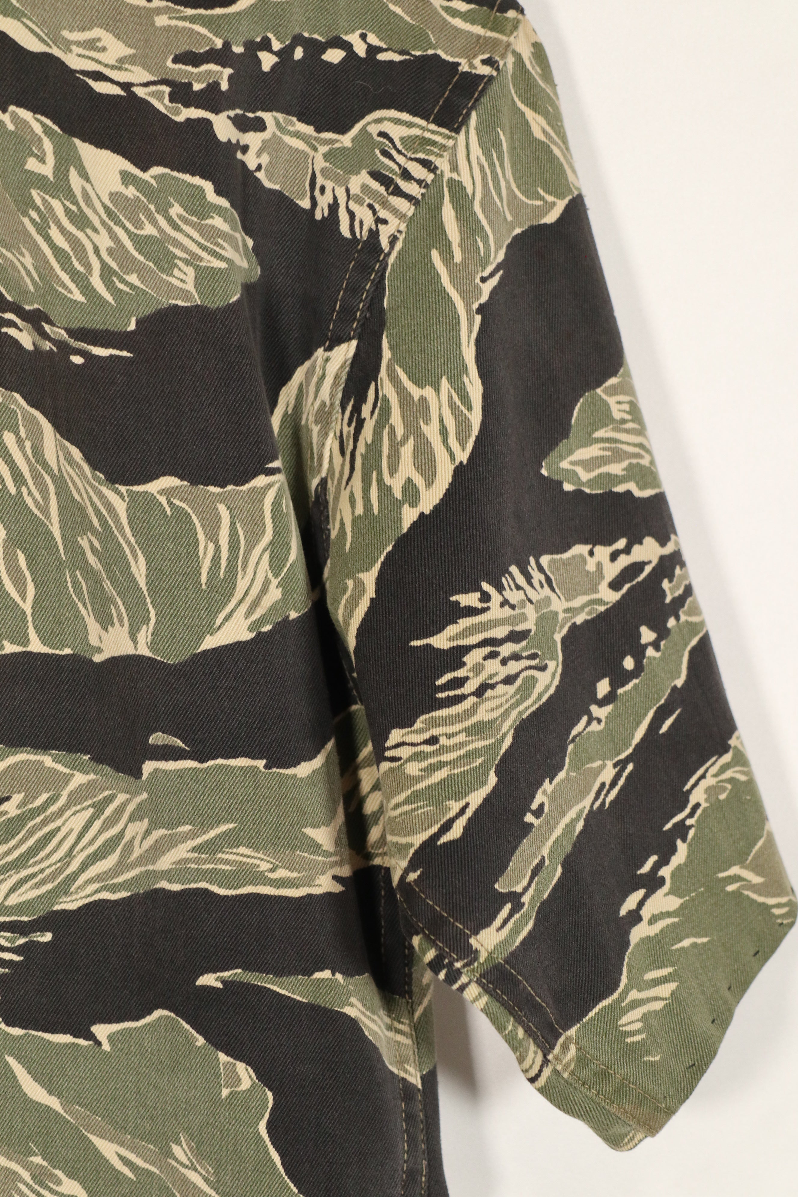 正品冲绳虎纹衬衫，JWD品牌，短袖，定制款，有划痕，纽扣已修复