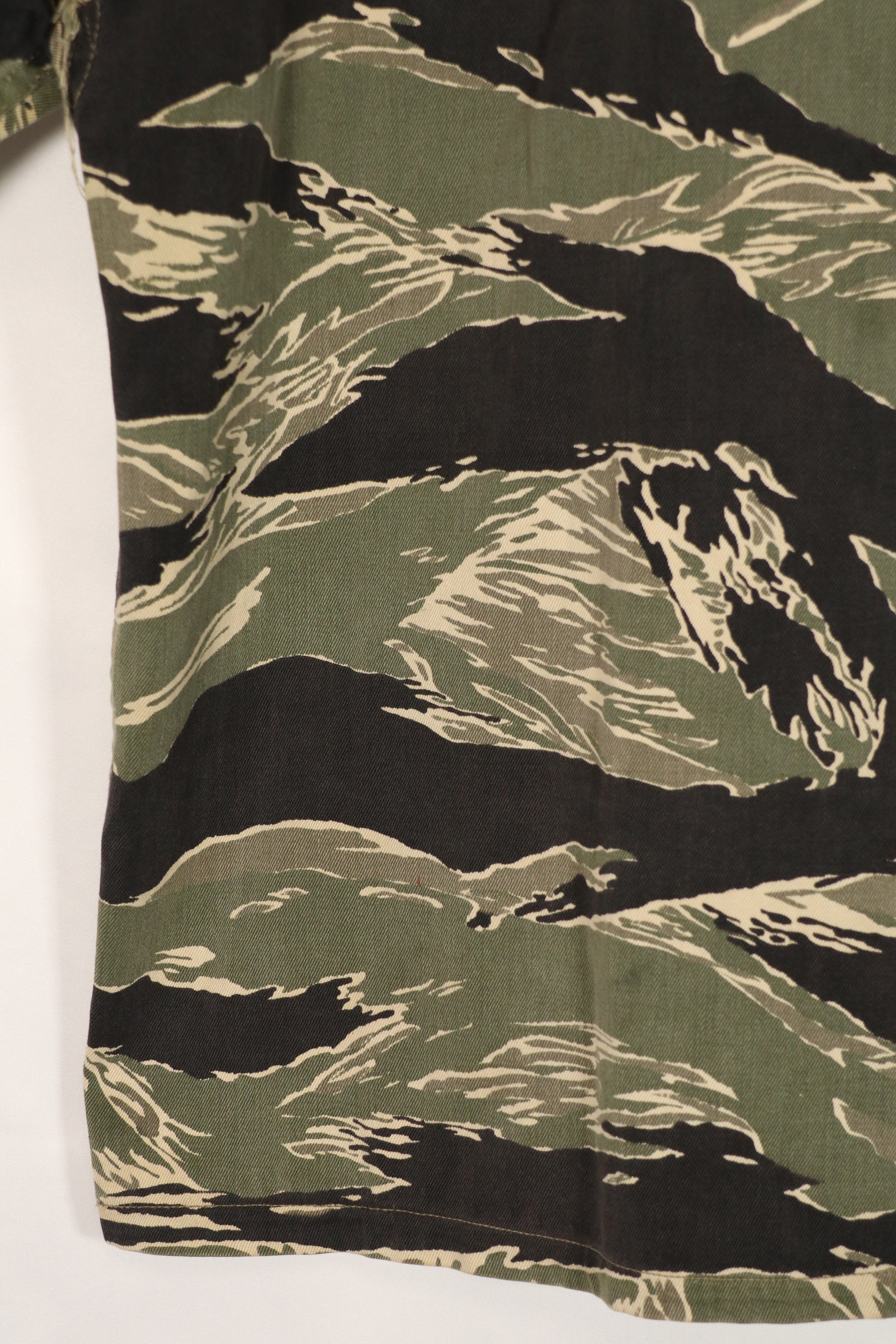 正品冲绳虎纹衬衫，JWD品牌，短袖，定制款，有划痕，纽扣已修复