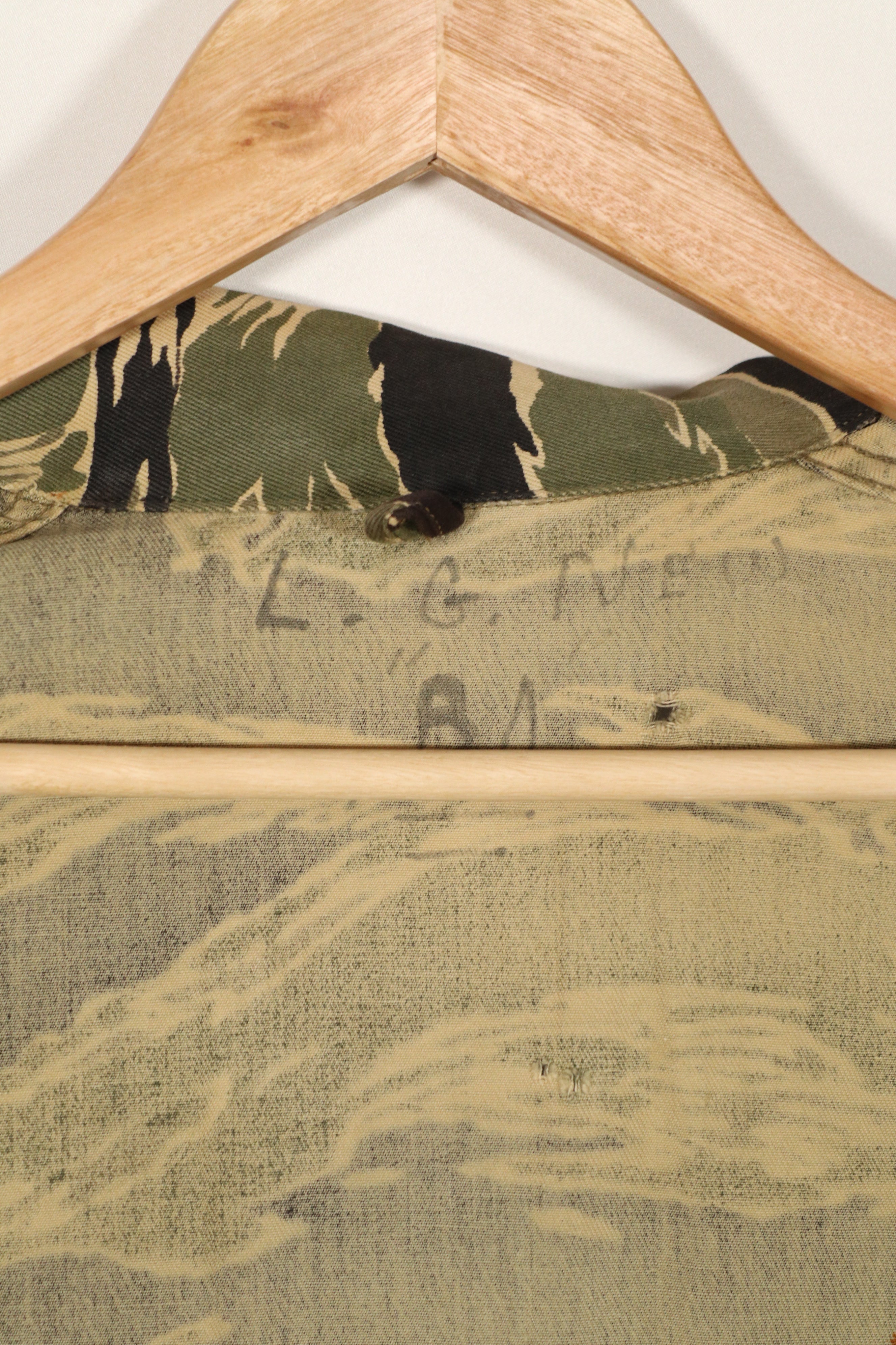 正品冲绳虎纹衬衫，JWD品牌，短袖，定制款，有划痕，纽扣已修复