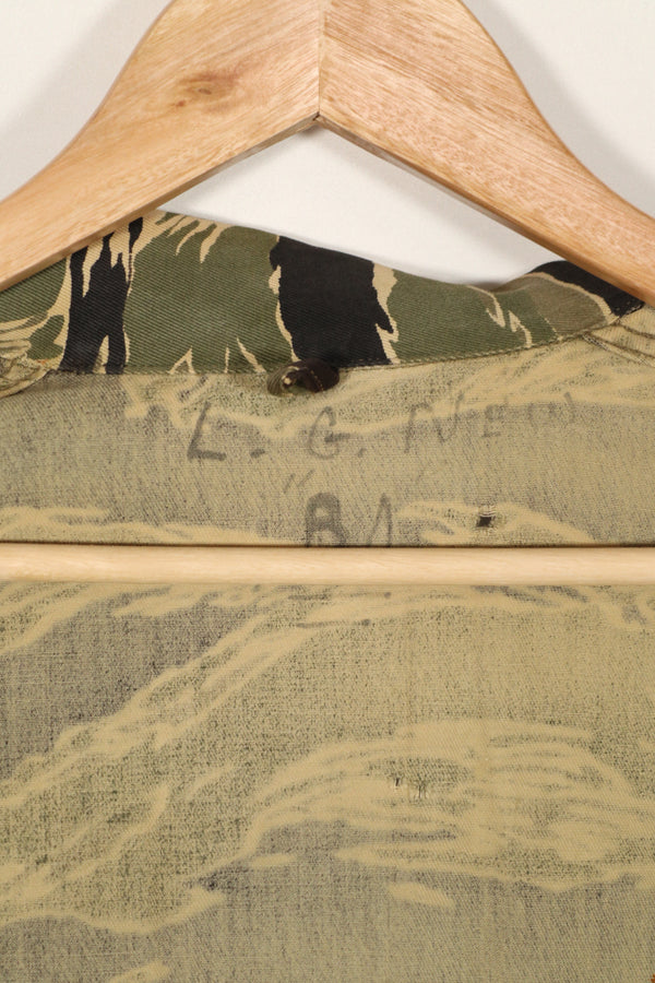 正品冲绳虎纹衬衫，JWD品牌，短袖，定制款，有划痕，纽扣已修复