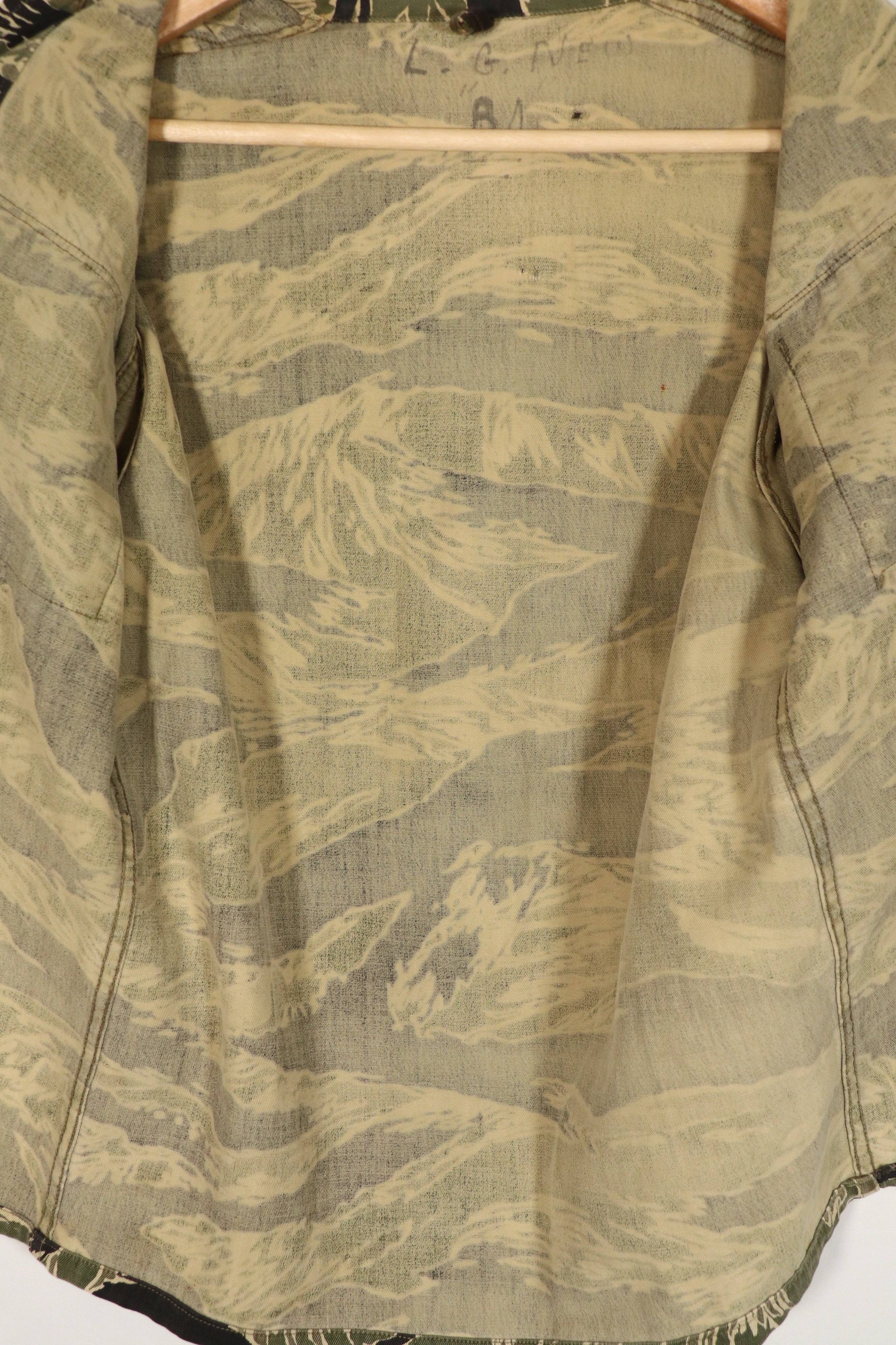 正品冲绳虎纹衬衫，JWD品牌，短袖，定制款，有划痕，纽扣已修复