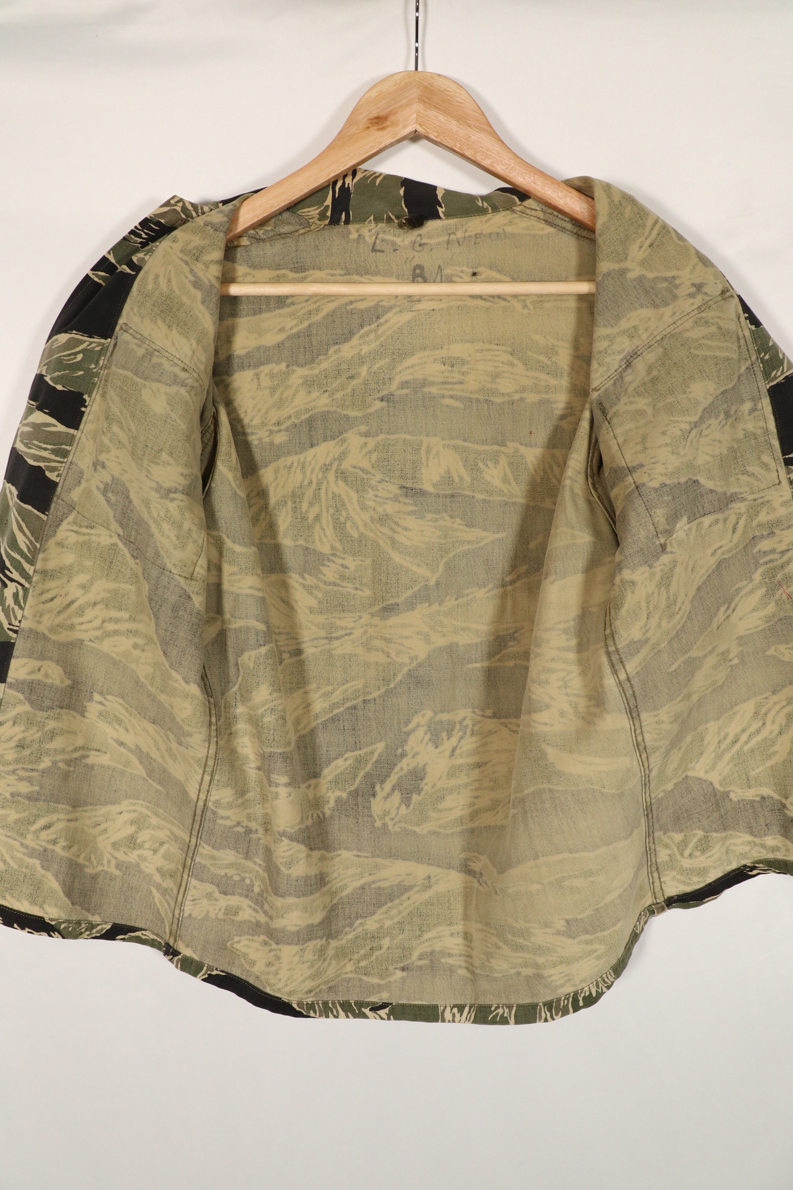 正品冲绳虎纹衬衫，JWD品牌，短袖，定制款，有划痕，纽扣已修复