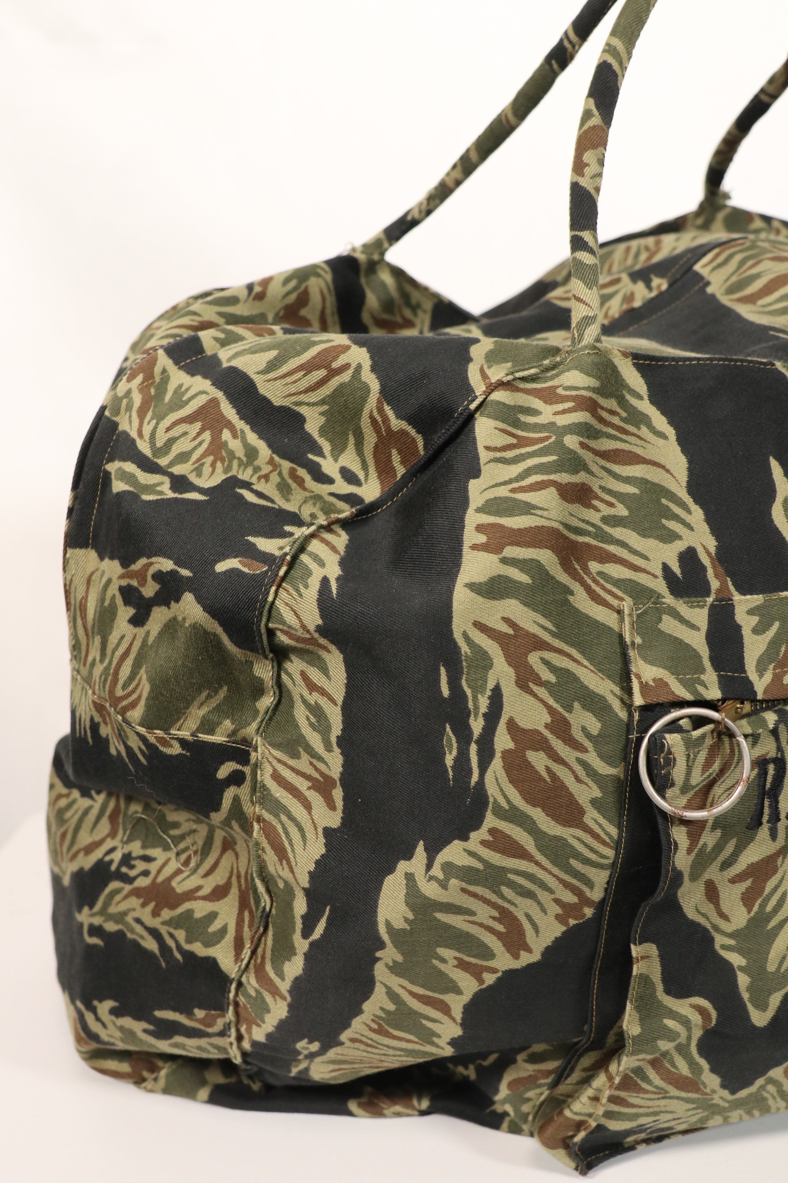 正品本地制造的Zig Zag虎纹图案包，二手