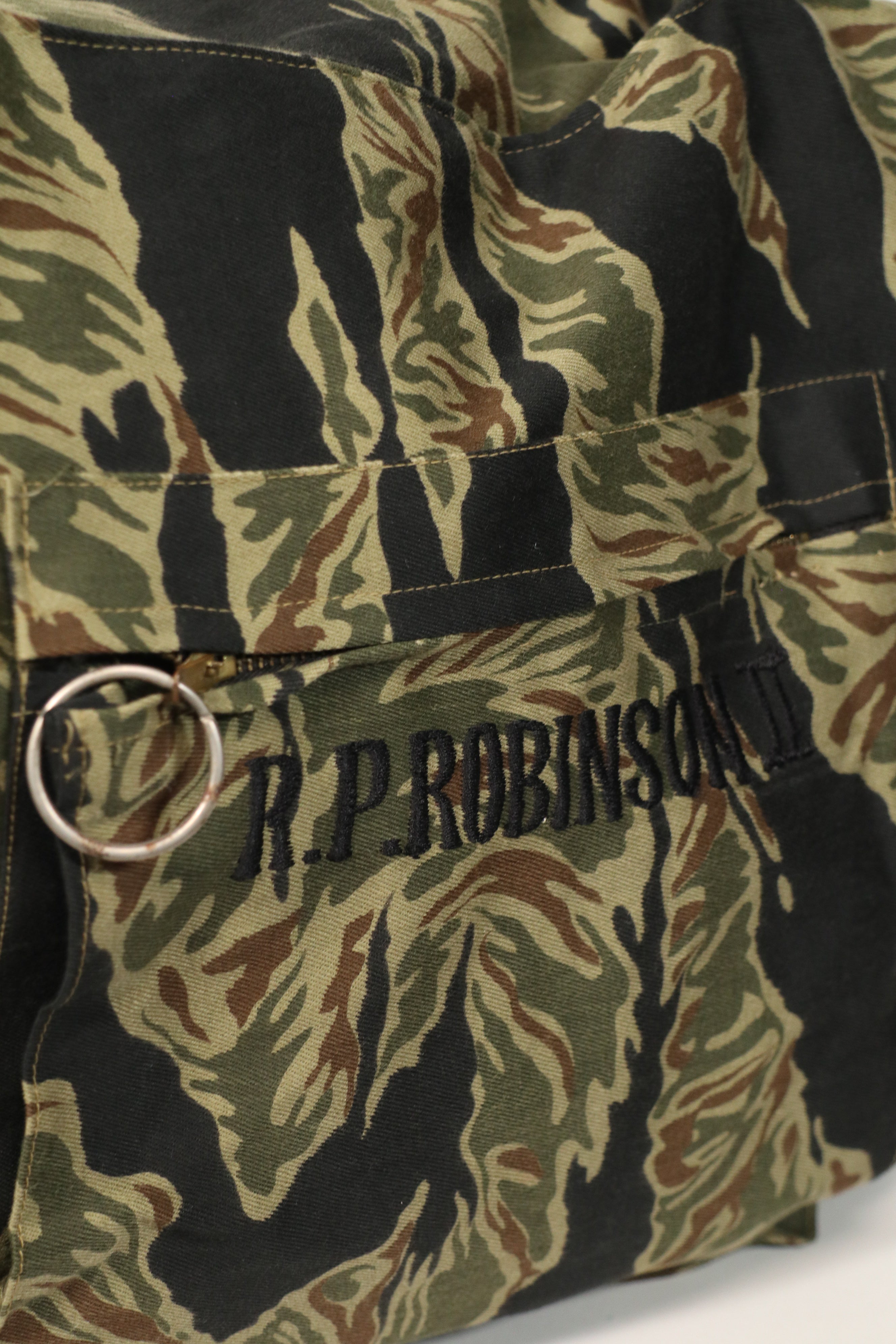 正品本地制造的Zig Zag虎纹图案包，二手