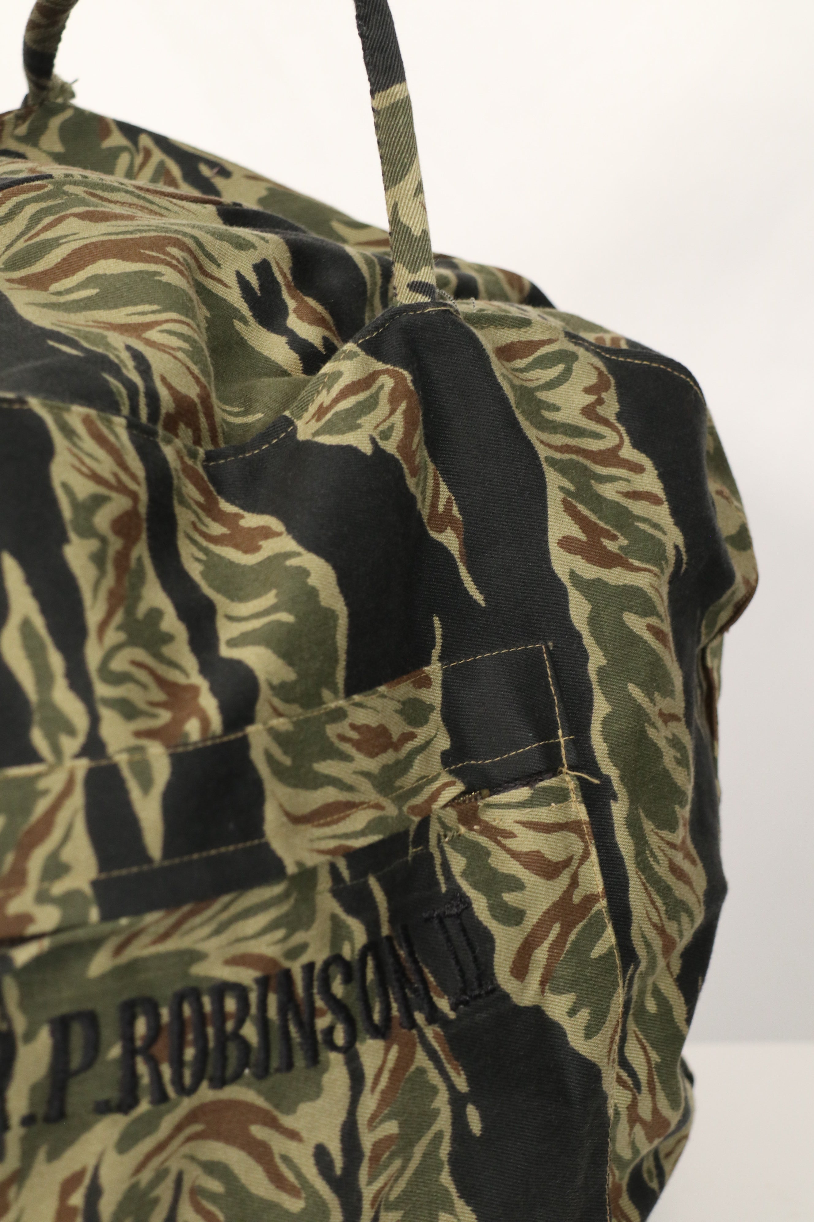 正品本地制造的Zig Zag虎纹图案包，二手