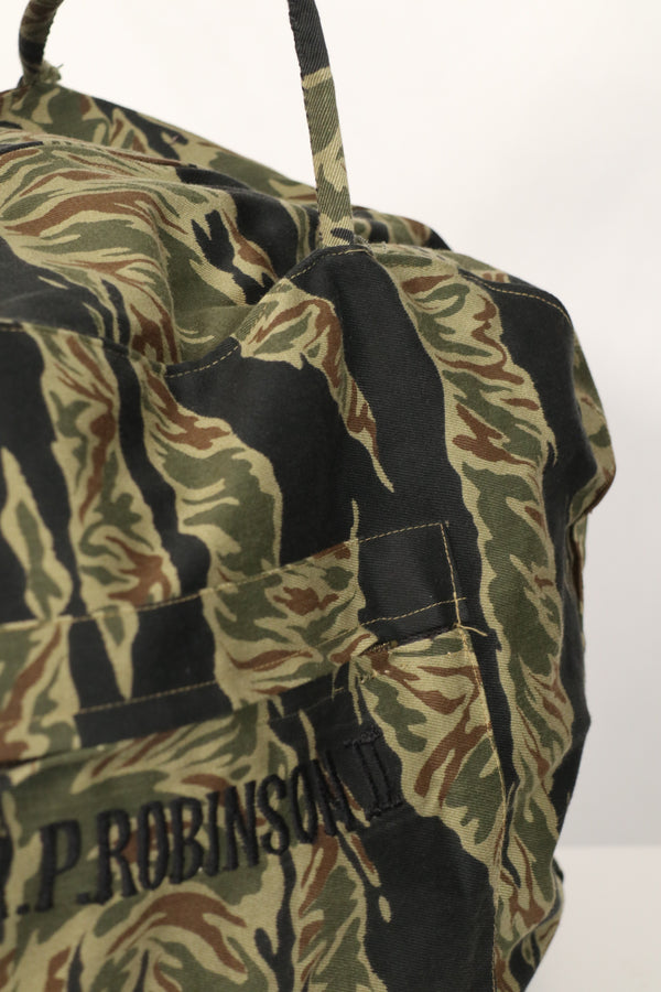 正品本地制造的Zig Zag虎纹图案包，二手