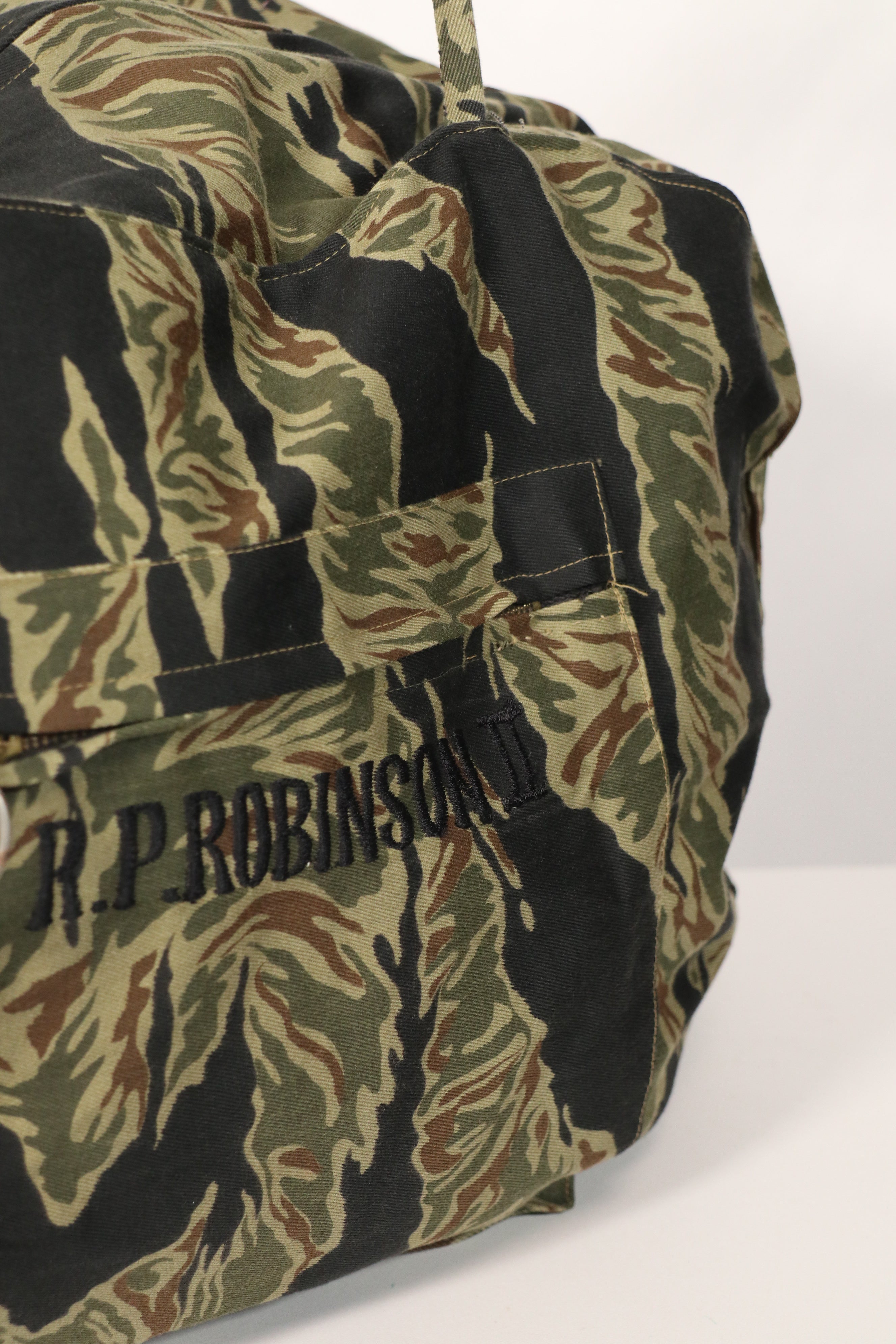 正品本地制造的Zig Zag虎纹图案包，二手