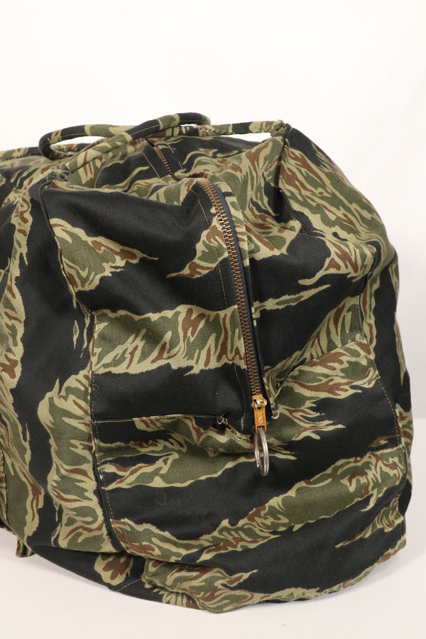 正品本地制造的Zig Zag虎纹图案包，二手