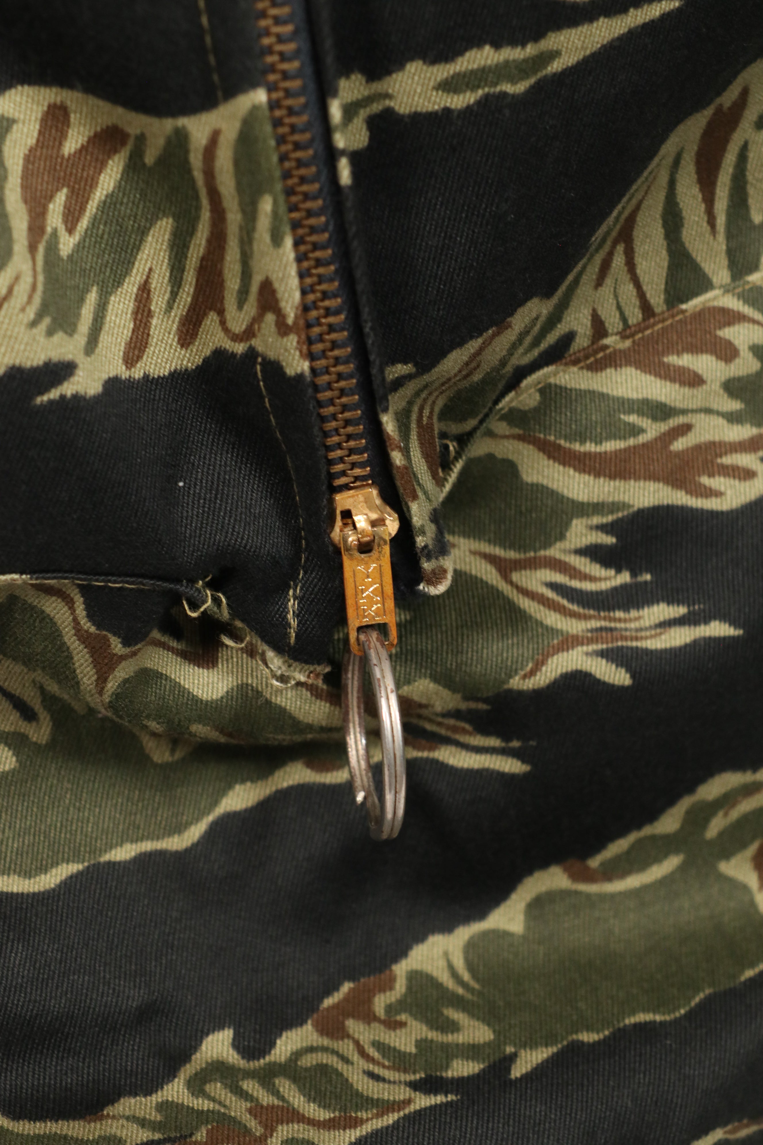 正品本地制造的Zig Zag虎纹图案包，二手