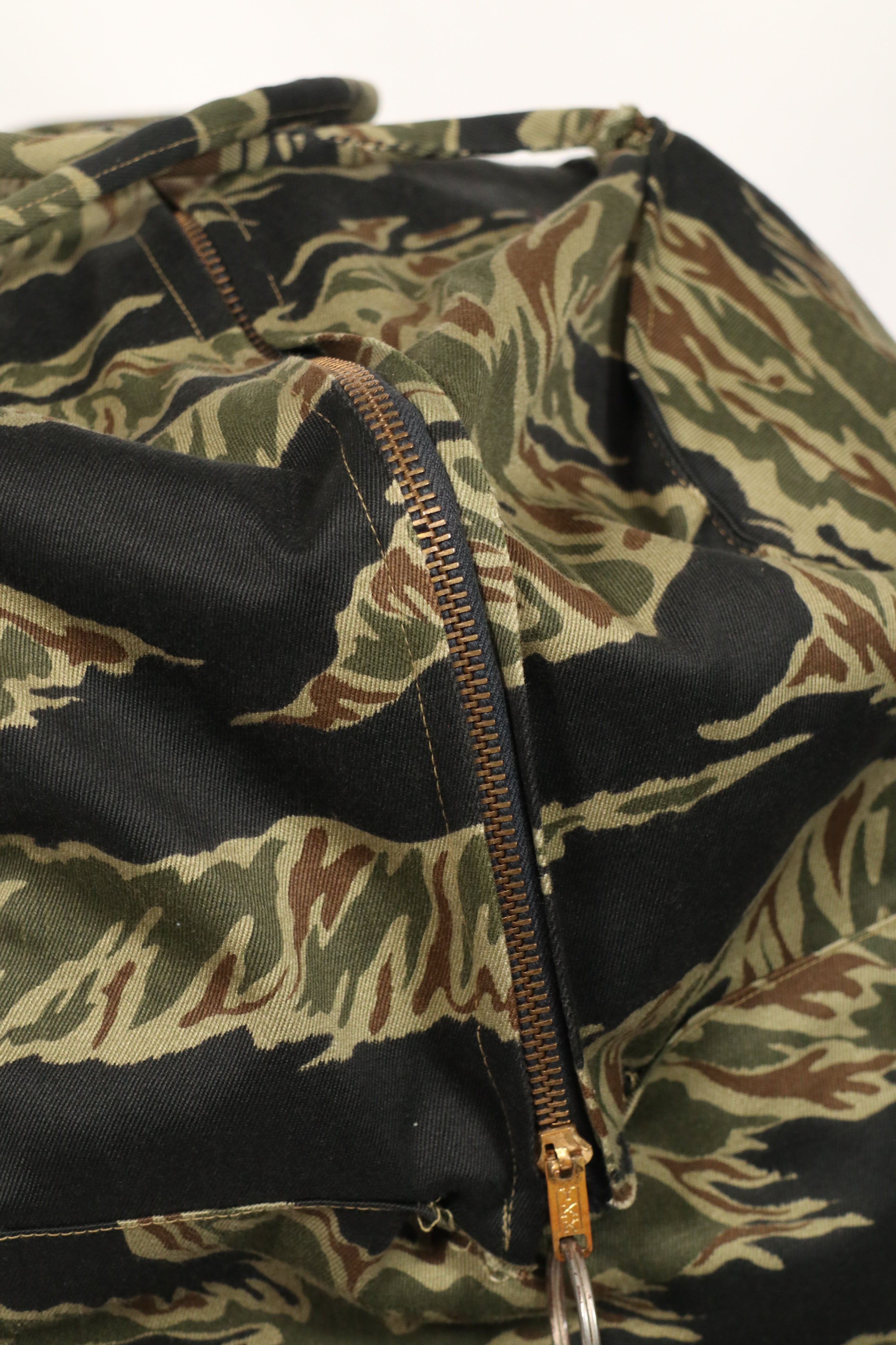 正品本地制造的Zig Zag虎纹图案包，二手