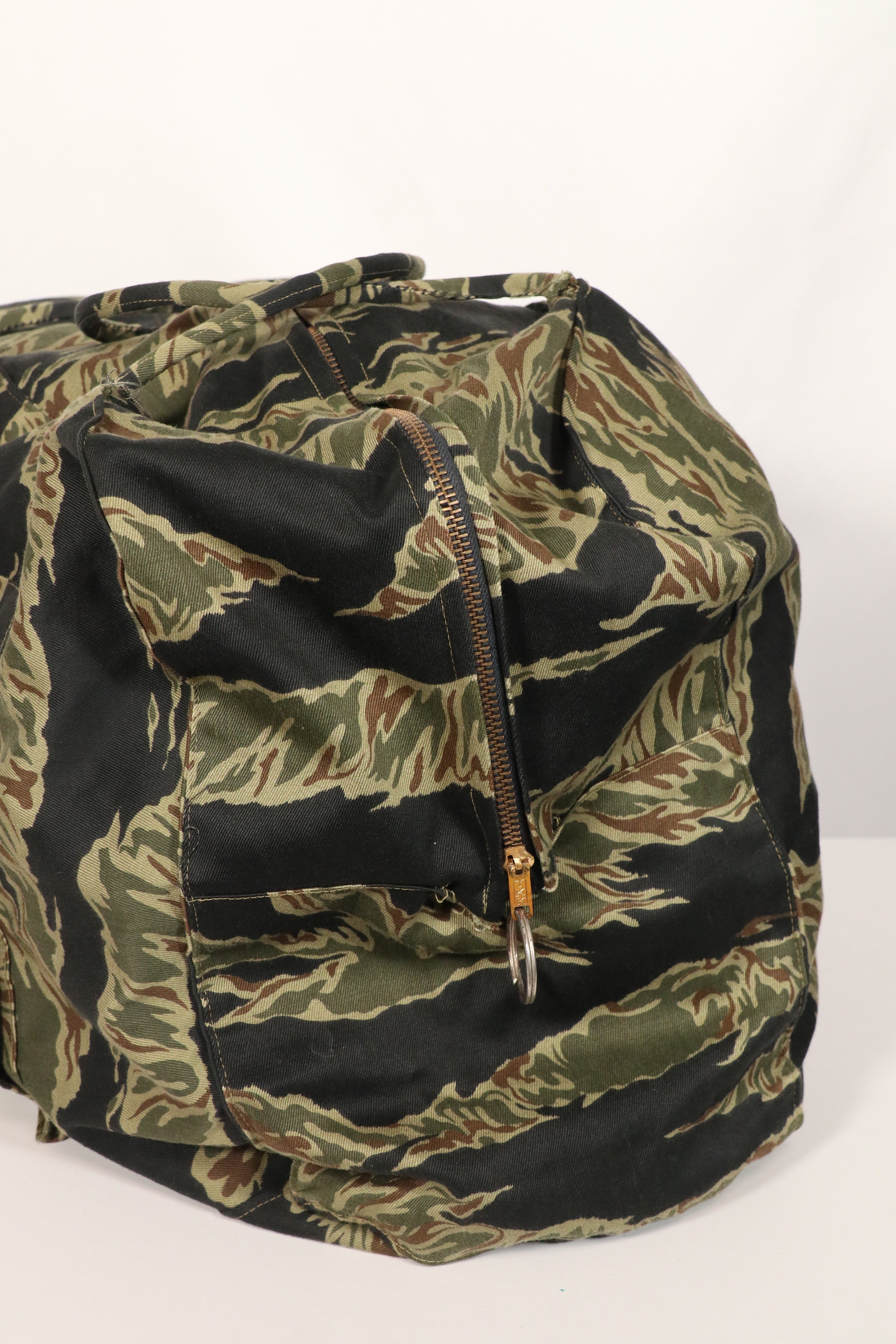 正品本地制造的Zig Zag虎纹图案包，二手