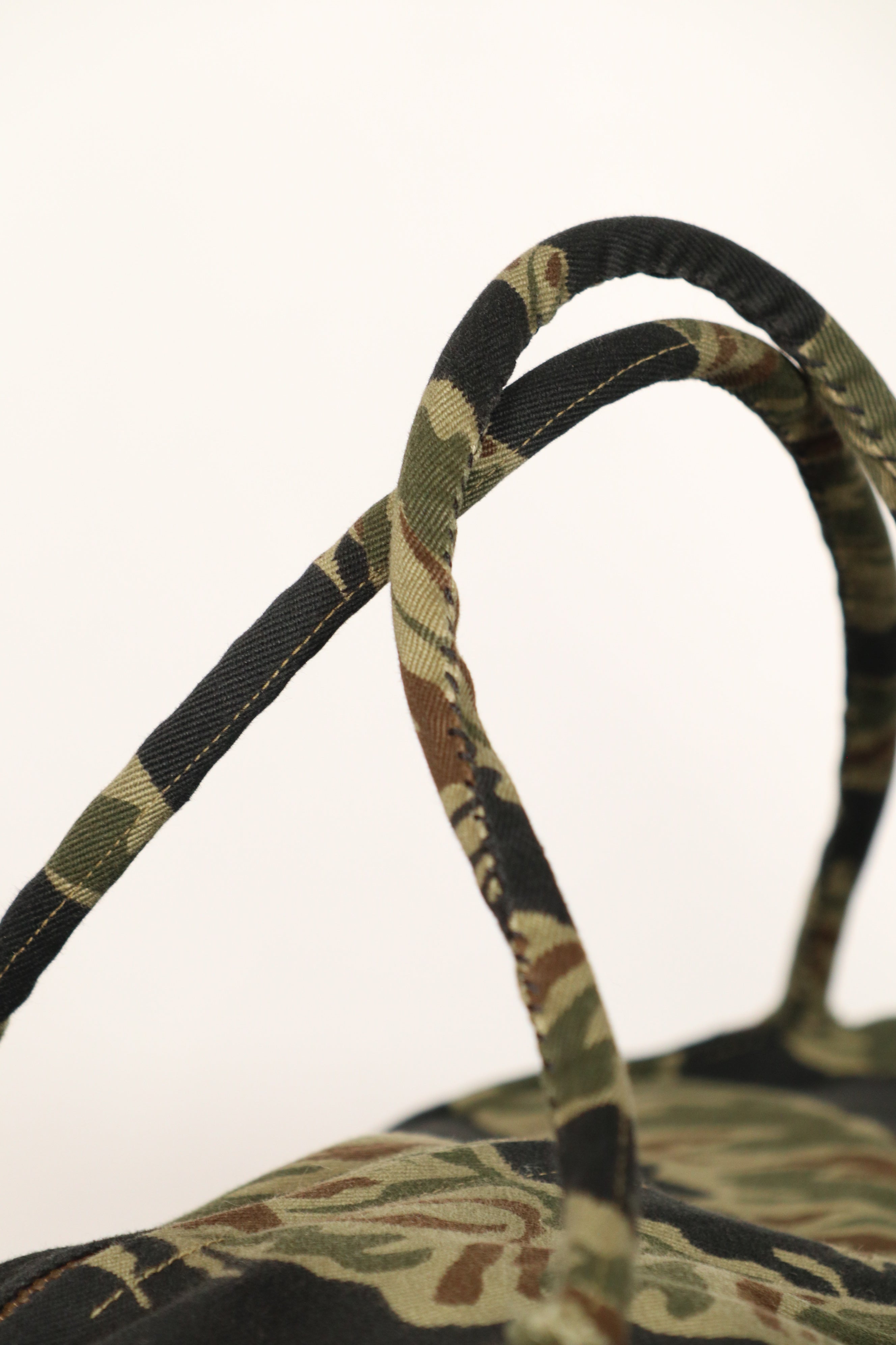 正品本地制造的Zig Zag虎纹图案包，二手